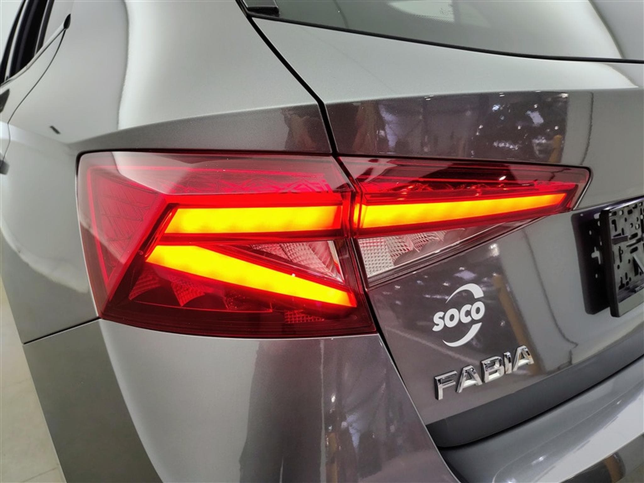 Skoda Fabia 1.0 TSI 95cv Selection CARPLAY / FULL LED / PDC AR / JA 15" (2025) - Foto 16
