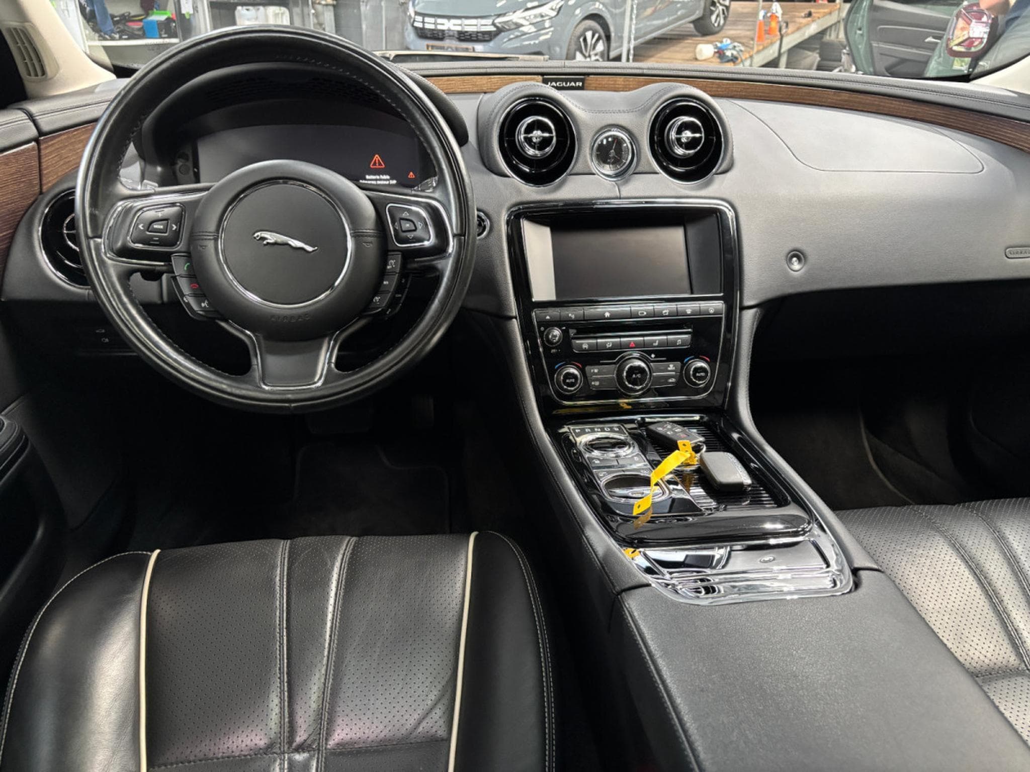 Jaguar XJ V6 3.0 Diesel 300HP (2019) - Photo 11