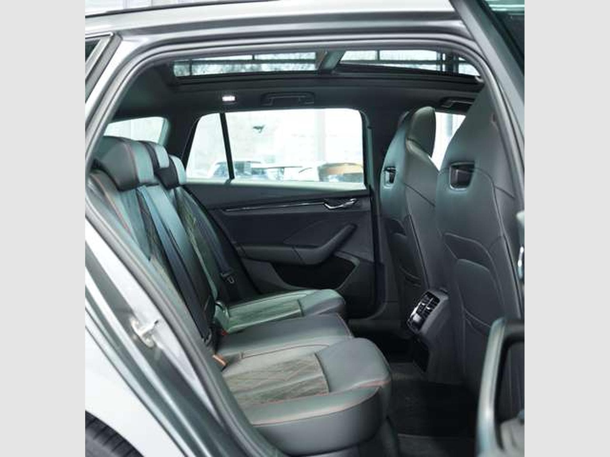 Skoda Octavia RS 4x4 *1.H *19 *Virtual*Pano*AHK*360° (2024) - Photo 24