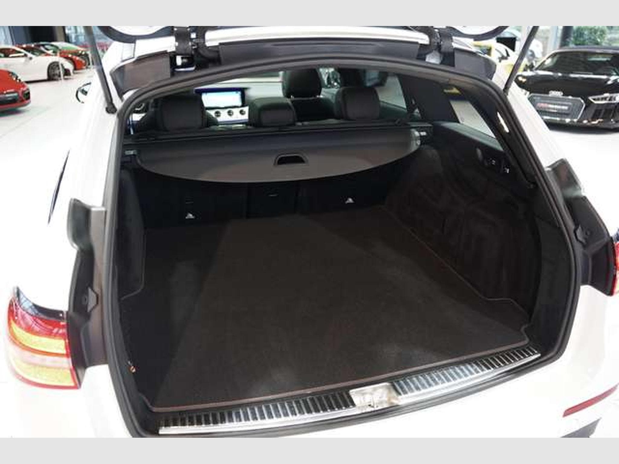 Mercedes E 400 d T 4M AMG Line *2.H *Distr.*Pano*H-UP*AHK (2018) - Photo 42