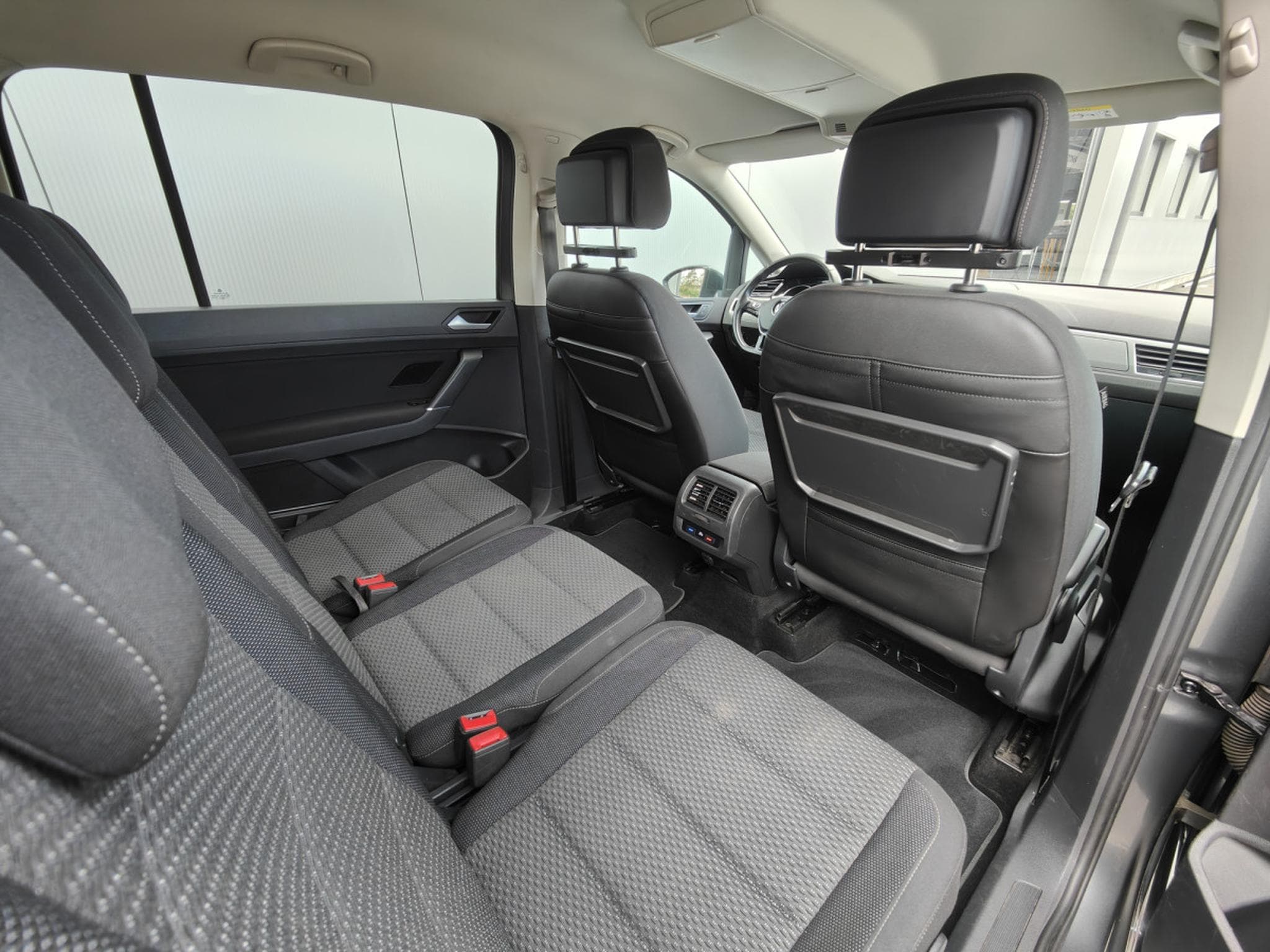 VW Touran 1.5 TSI 7 PLACES GPS BLUETOOTH APS AV/ARR PHARES LED (2019) - Photo 8