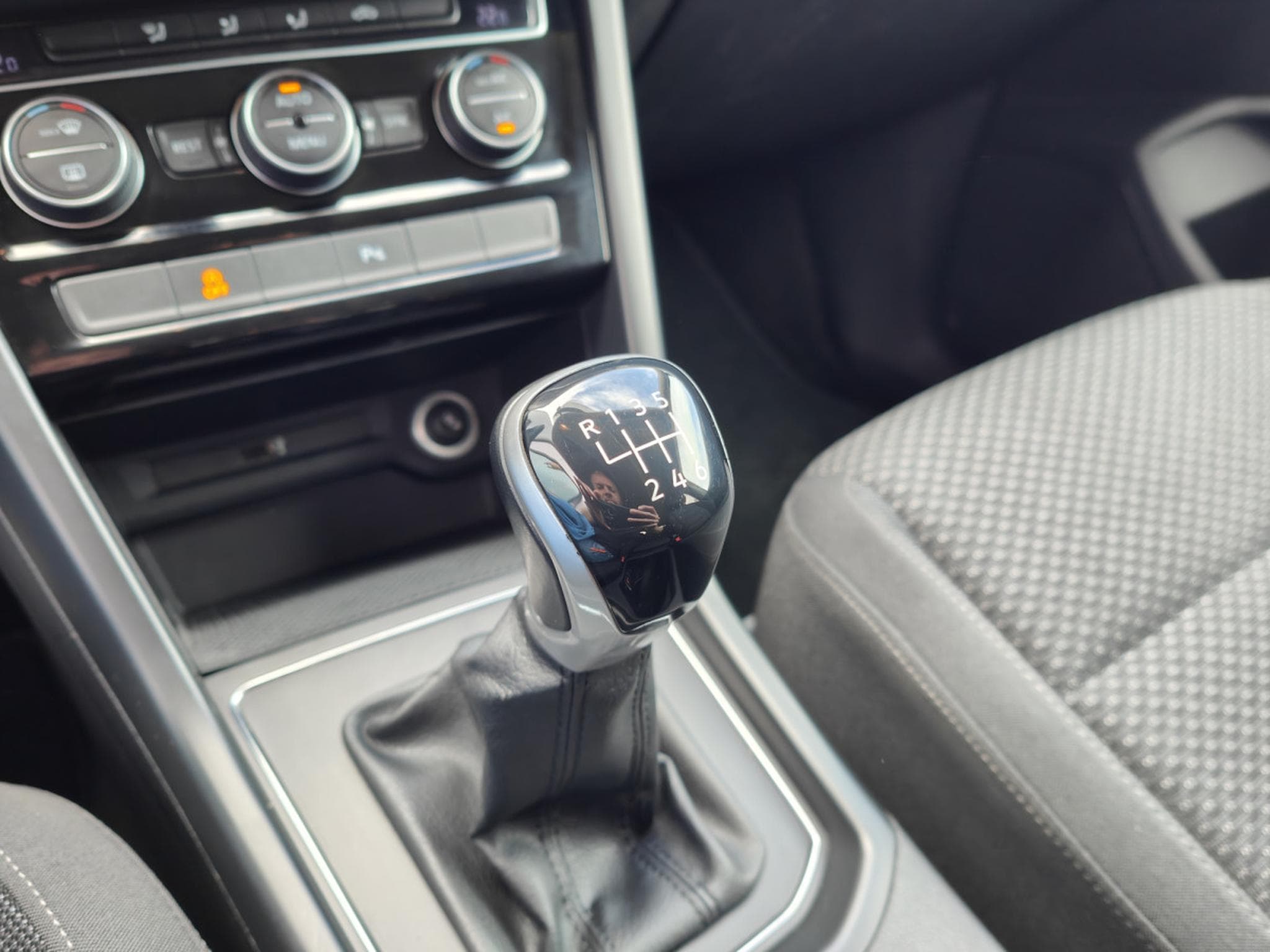 VW Touran 1.5 TSI 7 PLACES GPS BLUETOOTH APS AV/ARR PHARES LED (2019) - Photo 15