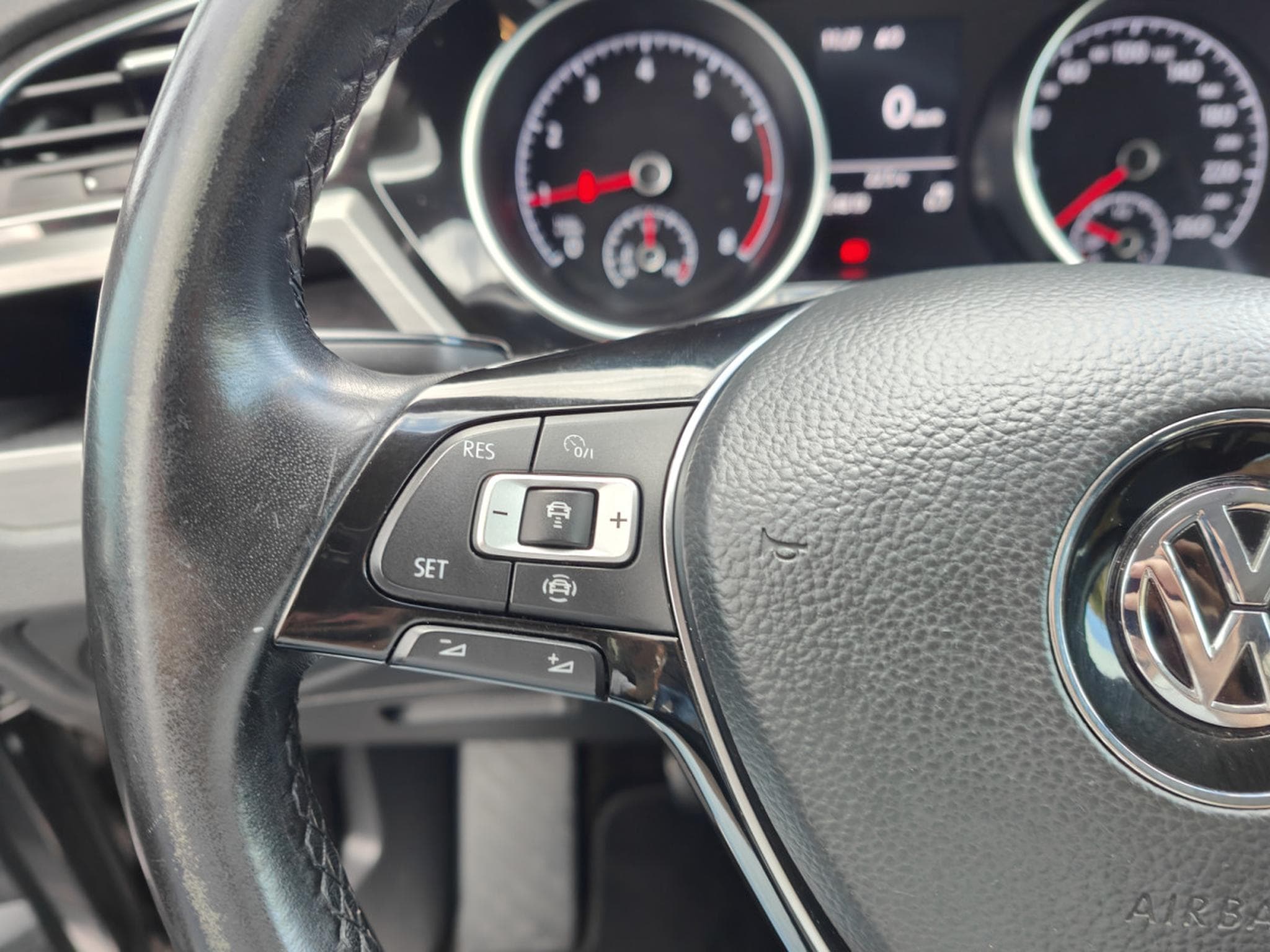 VW Touran 1.5 TSI 7 PLACES GPS BLUETOOTH APS AV/ARR PHARES LED (2019) - Photo 17