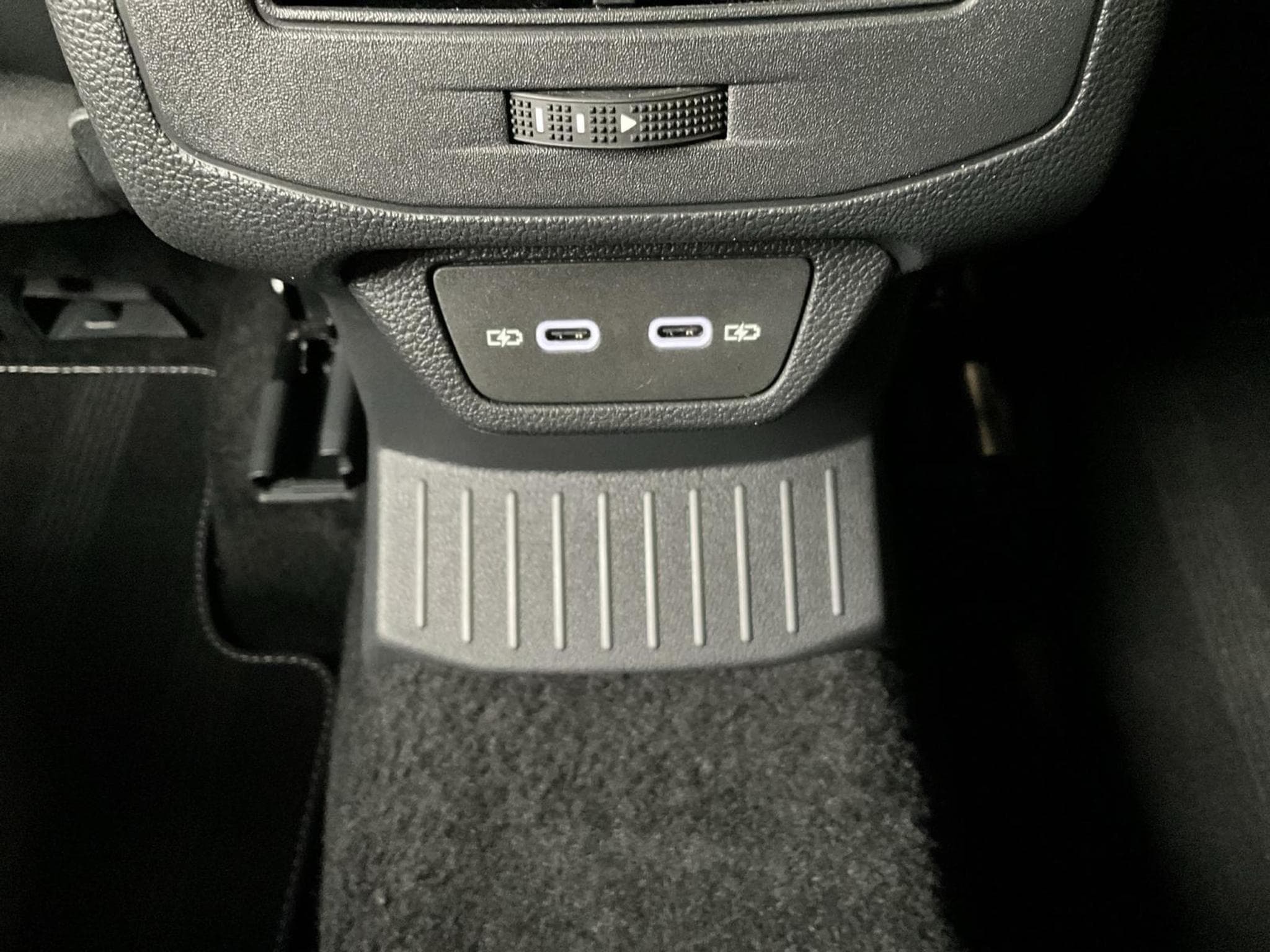 VW T-Roc R-Line+DSG+Black-Style+Matrix-LED+IQ-Drive (2025) - Foto 19