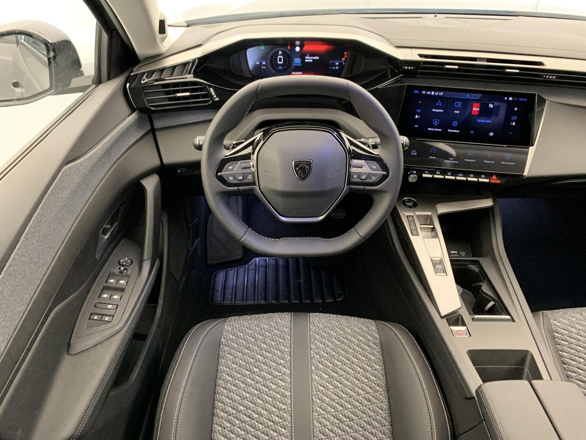 Peugeot 308 HYBRID 145 E-DCS6 ALLURE (2026) - Photo 13