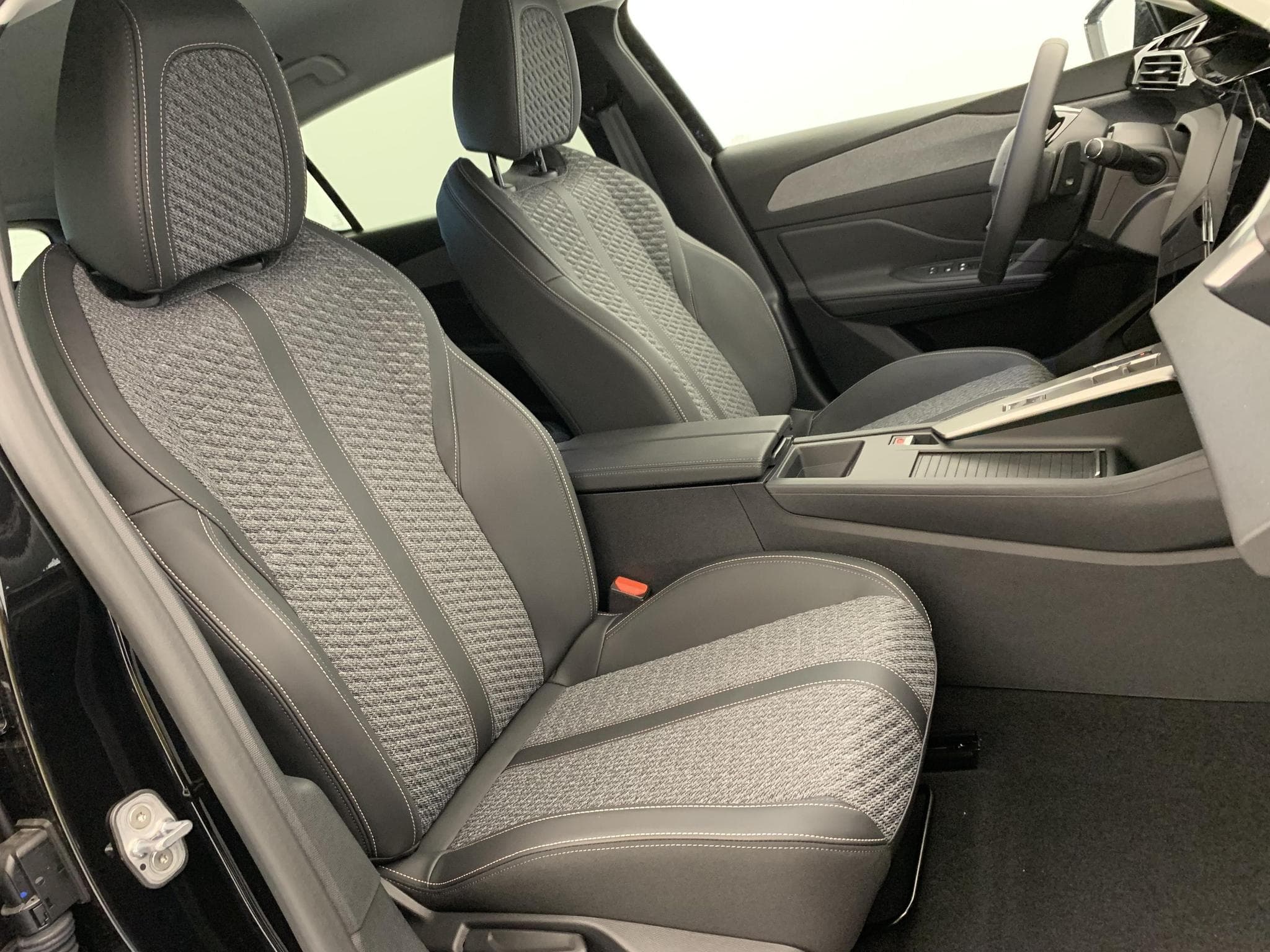 Peugeot 308 HYBRID 145 E-DCS6 ALLURE (2026) - Foto 6