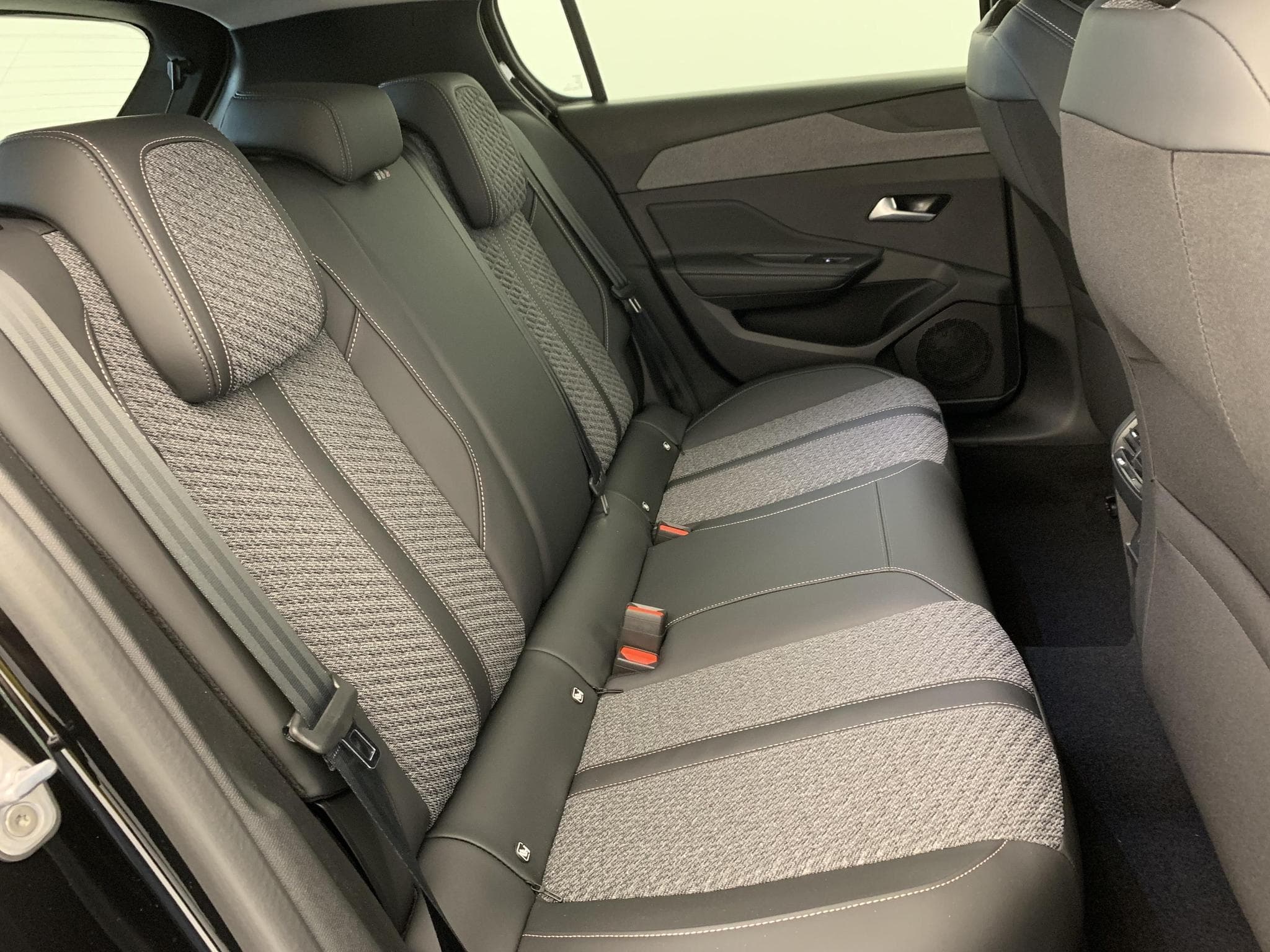 Peugeot 308 HYBRID 145 E-DCS6 ALLURE (2026) - Foto 7