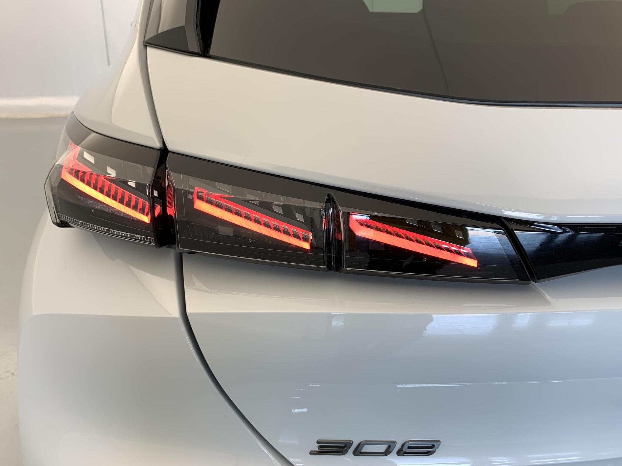 Peugeot 308 HYBRID 145 E-DCS6 ALLURE (2026) - Foto 8