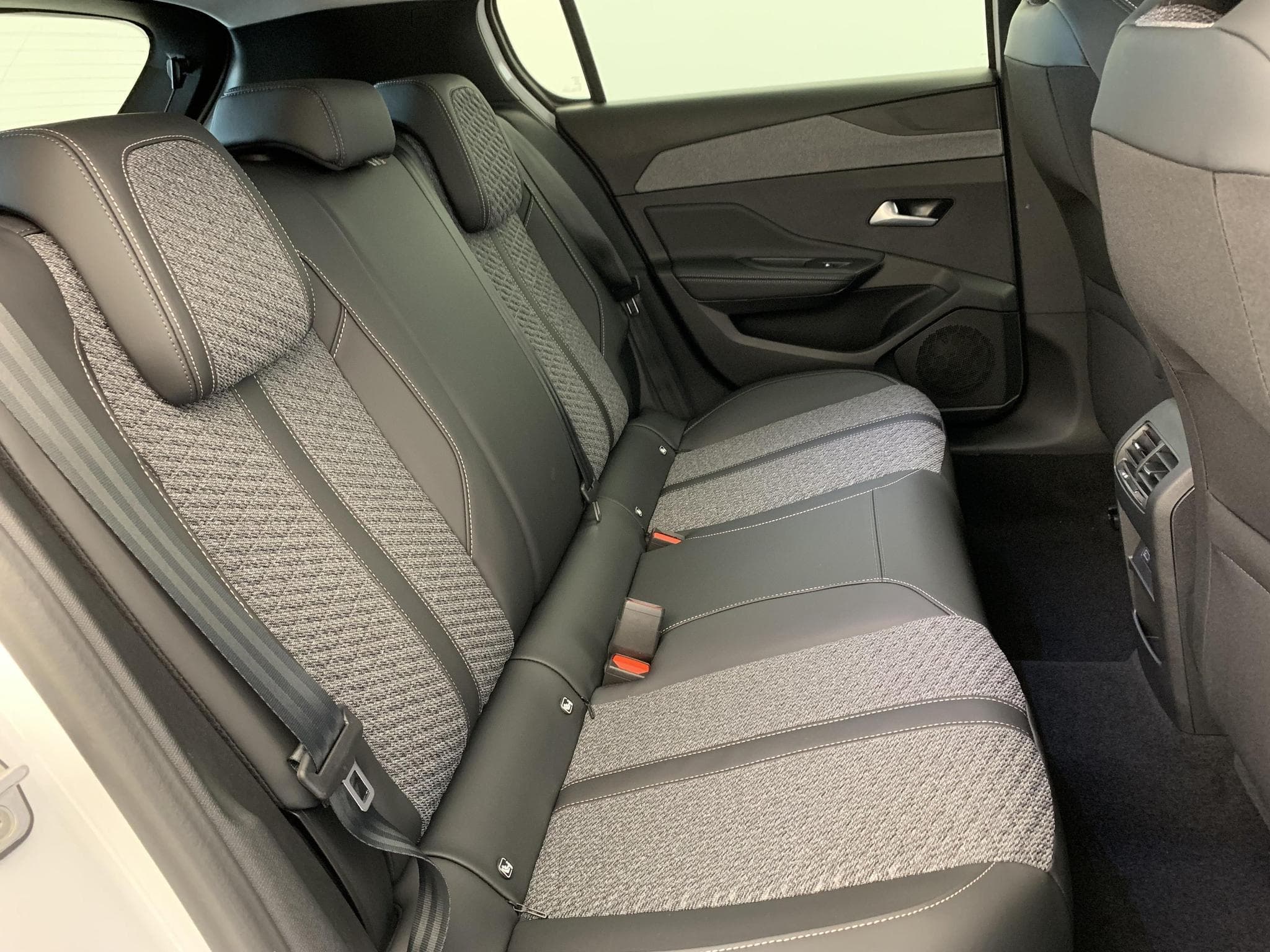 Peugeot 308 HYBRID 145 E-DCS6 ALLURE (2026) - Foto 6