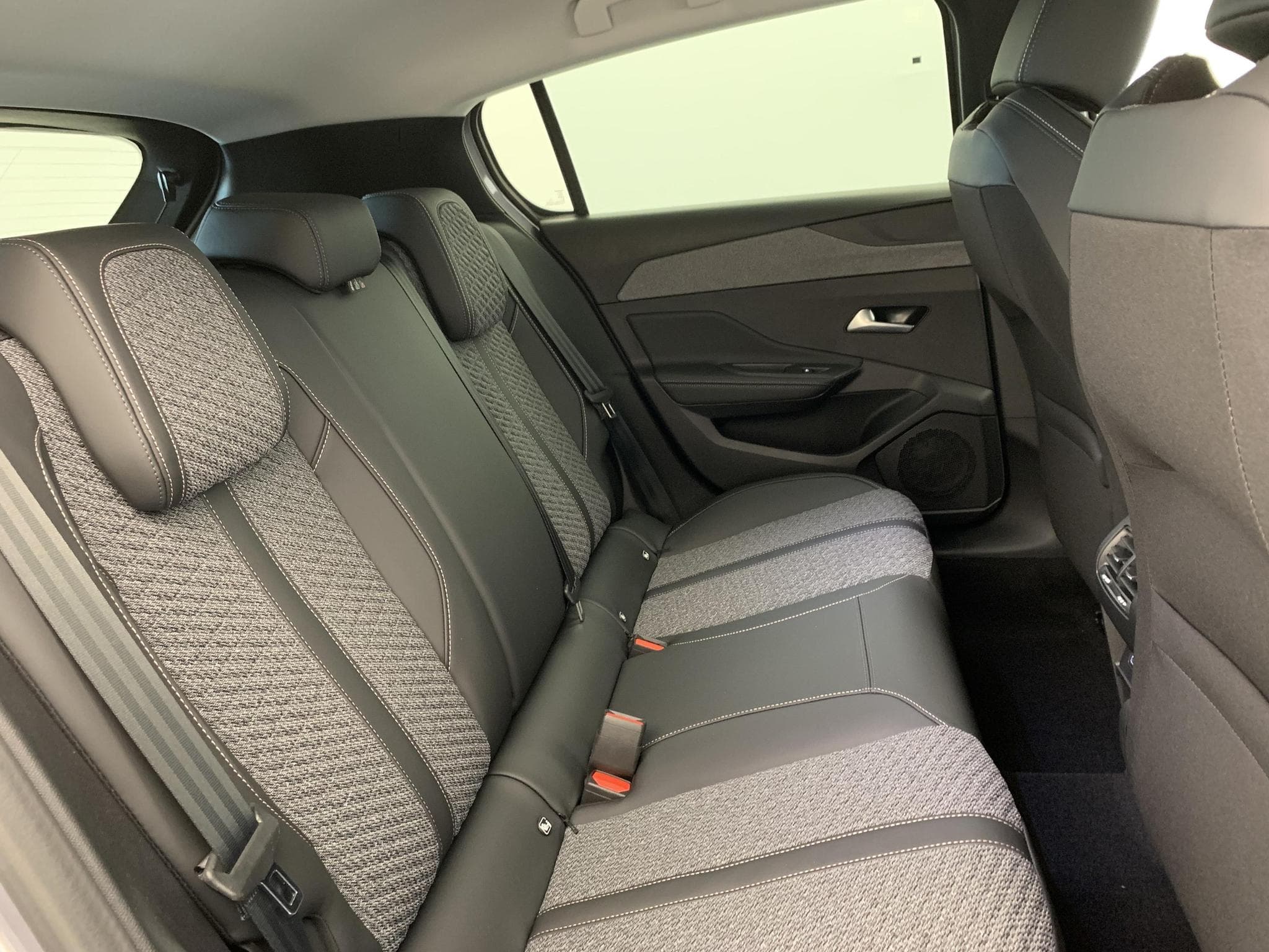Peugeot 308 HYBRID 145 E-DCS6 ALLURE (2026) - Foto 7
