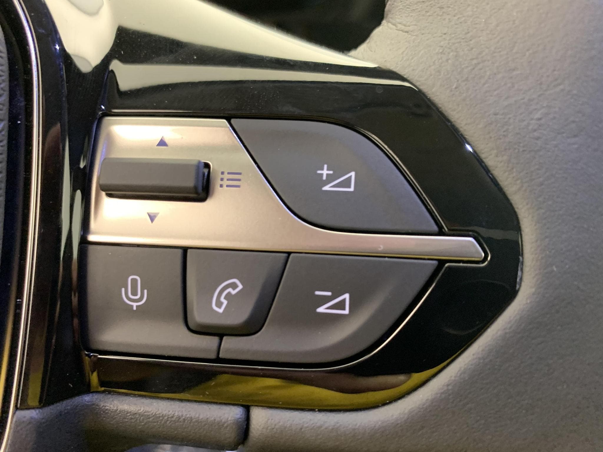 Peugeot 308 HYBRID 145 E-DCS6 ALLURE (2026) - Foto 15