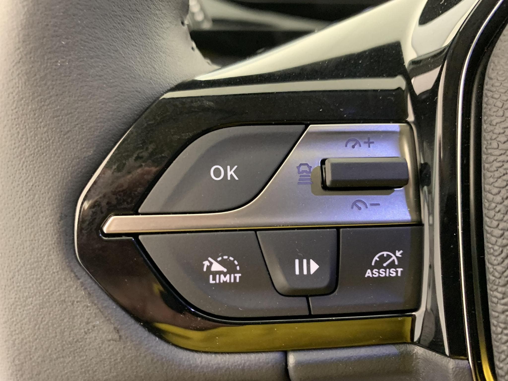 Peugeot 308 HYBRID 145 E-DCS6 ALLURE (2026) - Foto 16