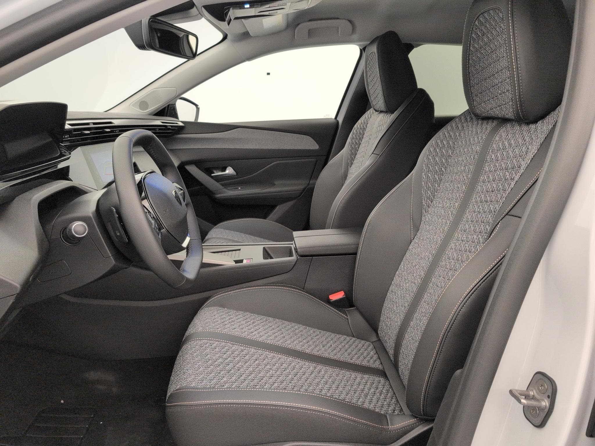Peugeot 308 HYBRID 145 E-DCS6 ALLURE (2026) - Foto 16
