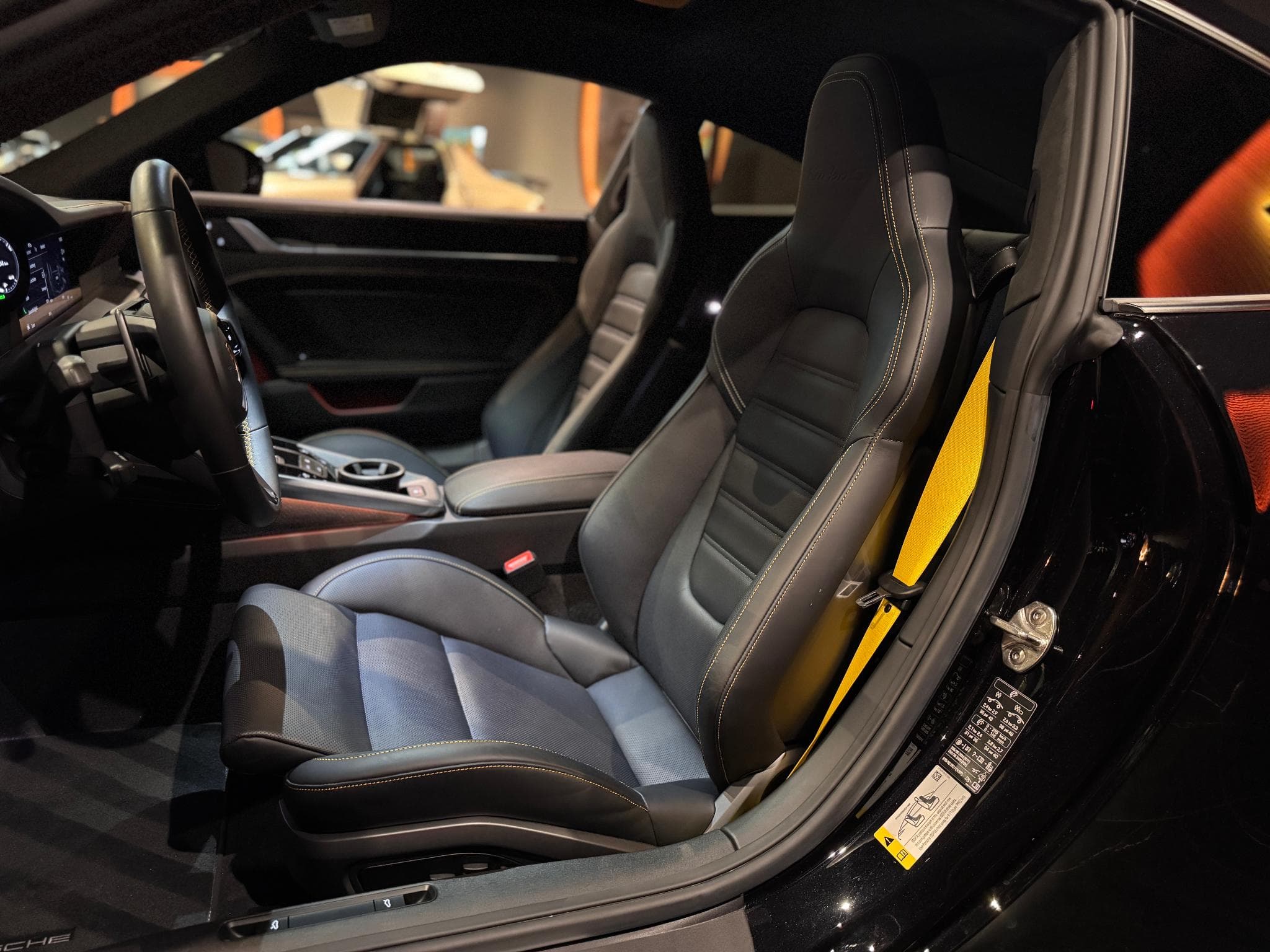 Porsche 992 (911) Turbo S Coupe (2024) - Photo 4