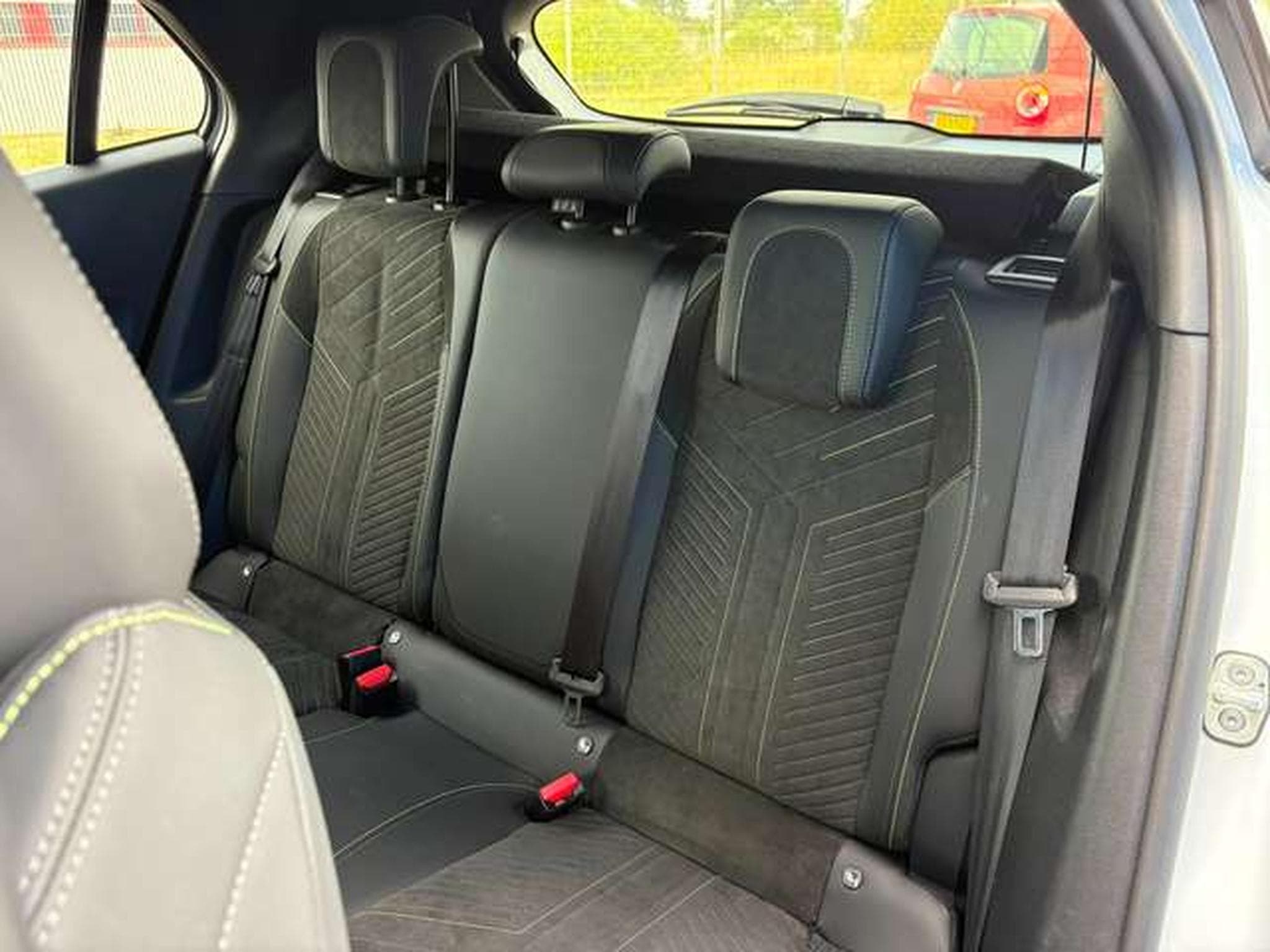 Peugeot 2008 2008 PureTech 130 EAT8 GT (2024) - Photo 6