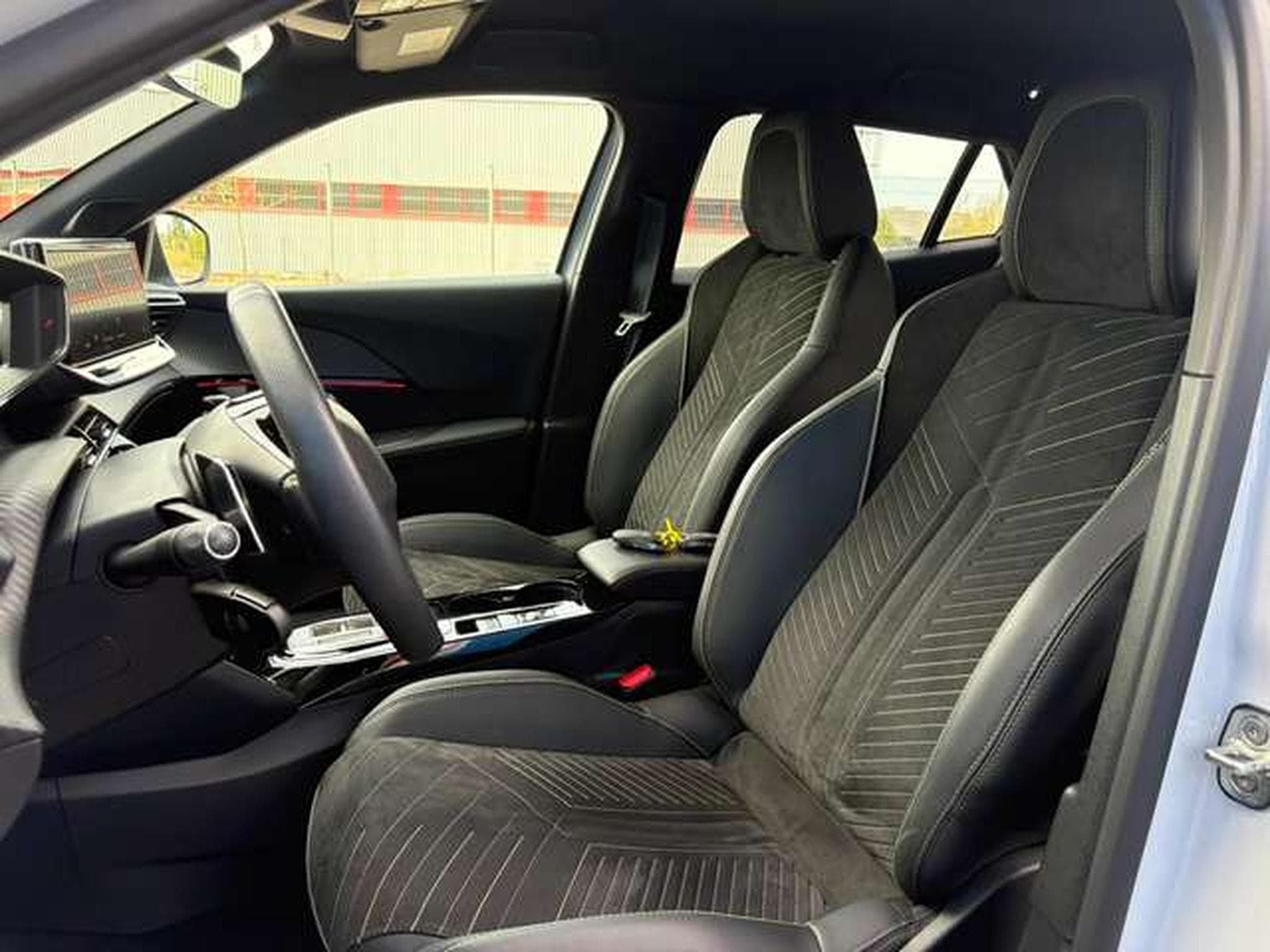 Peugeot 2008 2008 PureTech 130 EAT8 GT (2024) - Photo 5