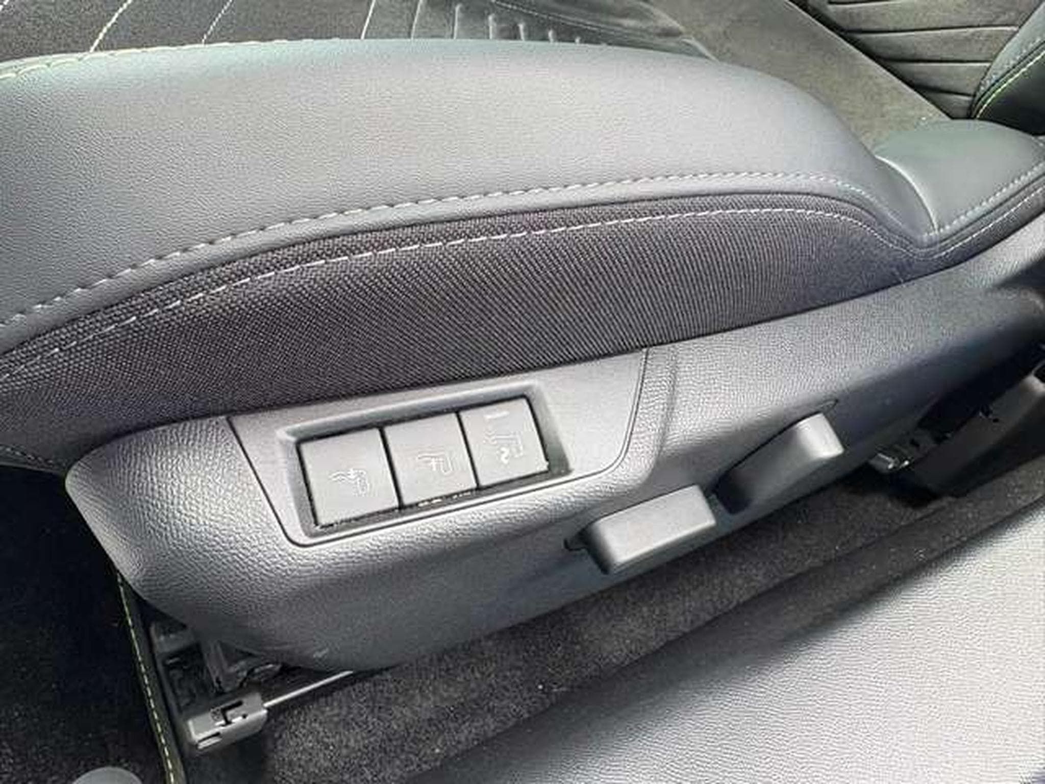 Peugeot 2008 2008 PureTech 130 EAT8 GT (2024) - Photo 7