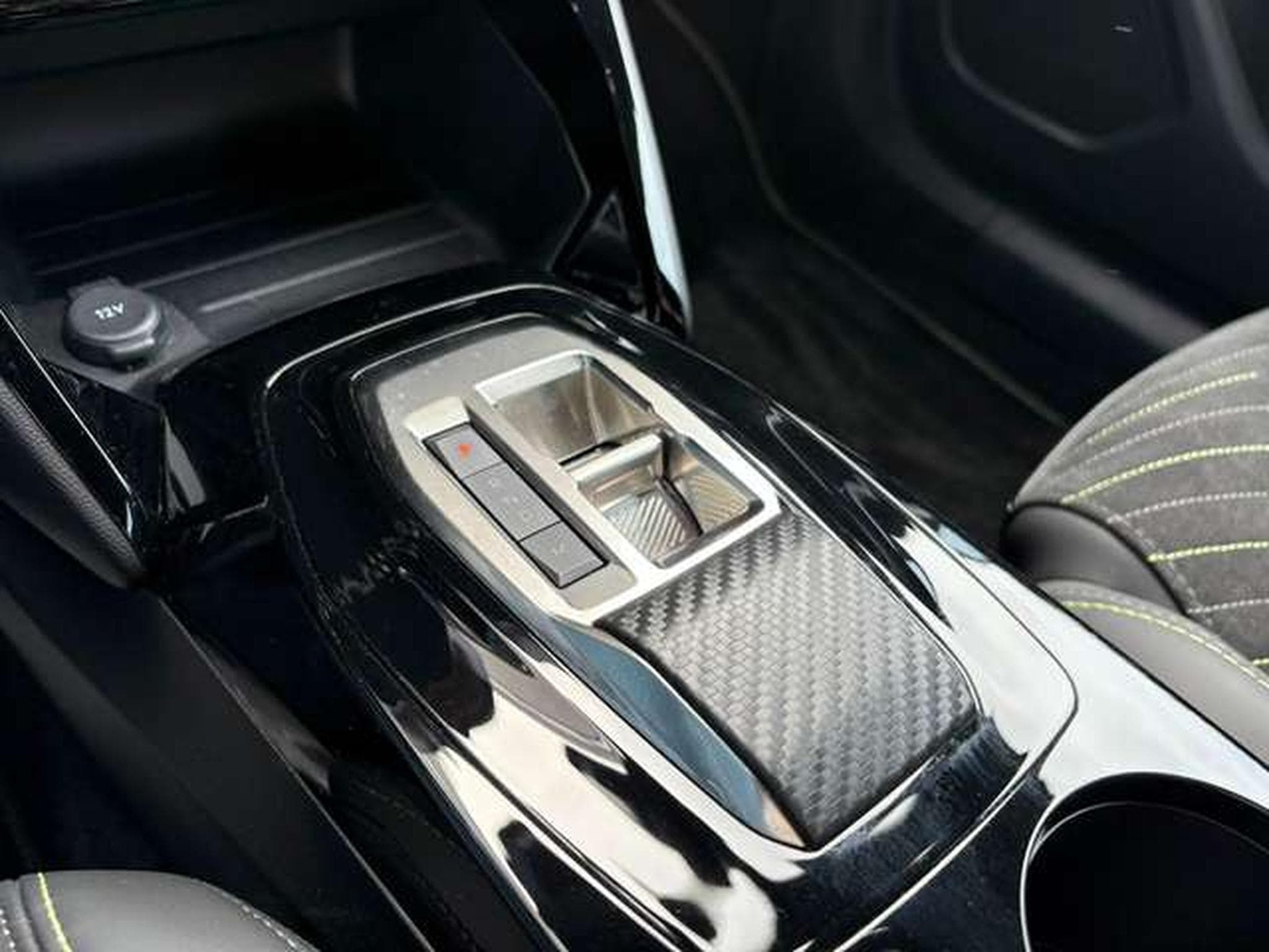 Peugeot 2008 2008 PureTech 130 EAT8 GT (2024) - Photo 14