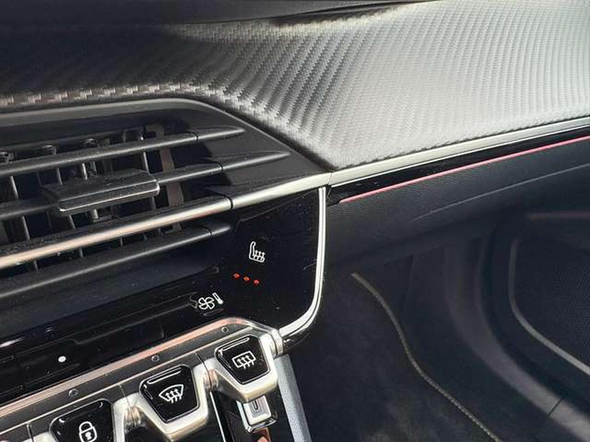 Peugeot 2008 2008 PureTech 130 EAT8 GT (2024) - Photo 13