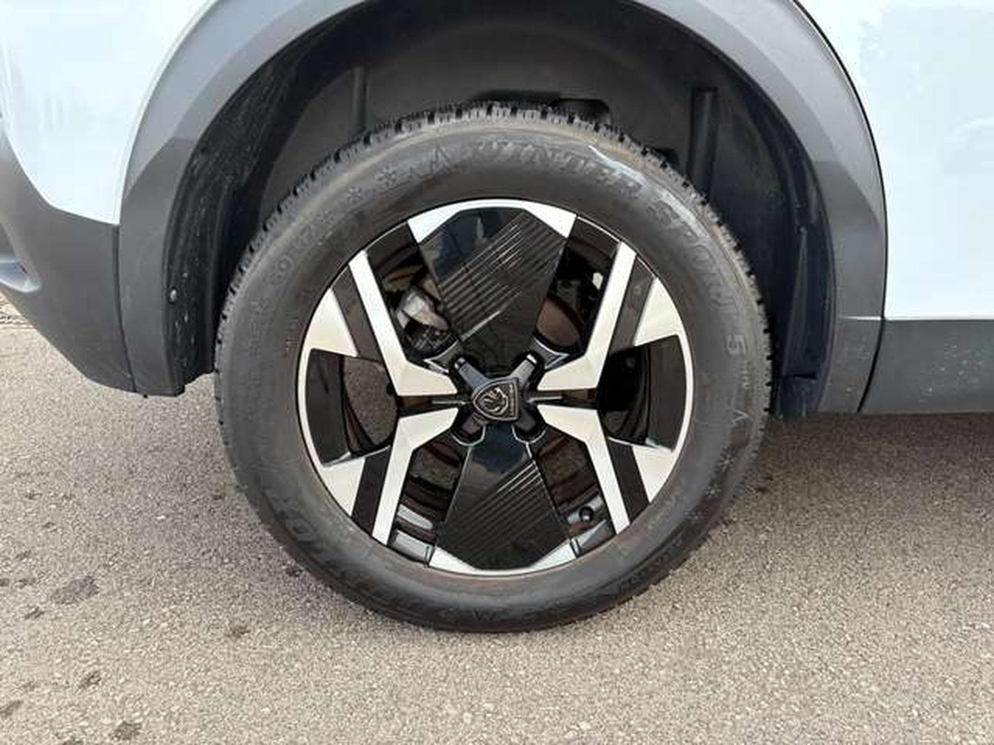 Peugeot 2008 2008 PureTech 130 EAT8 GT (2024) - Photo 16
