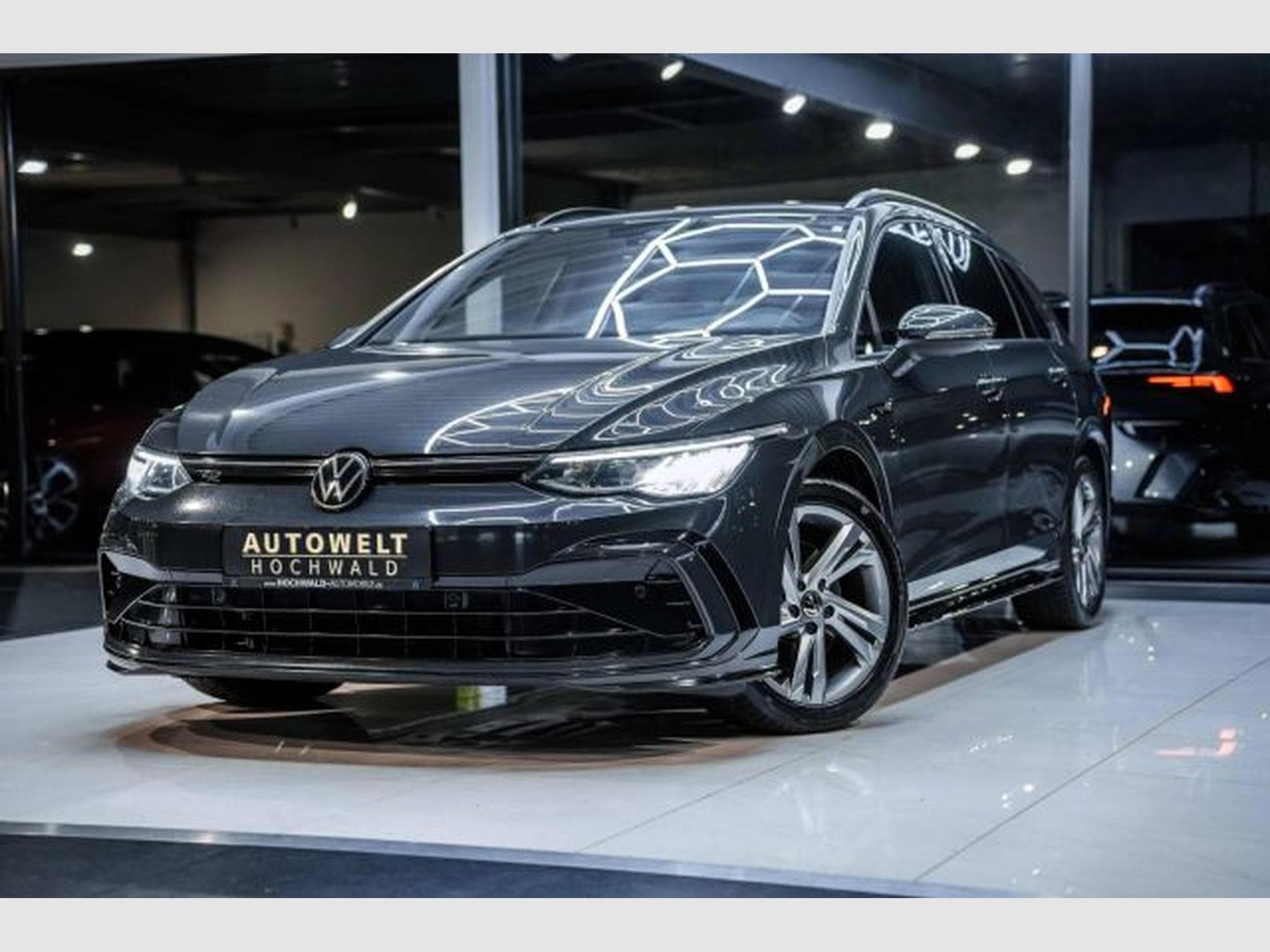 VW Golf Golf 8 2.0 TDI DSG R-Line NAVI LED H&amp;K RFK Side (2023) - Photo 2