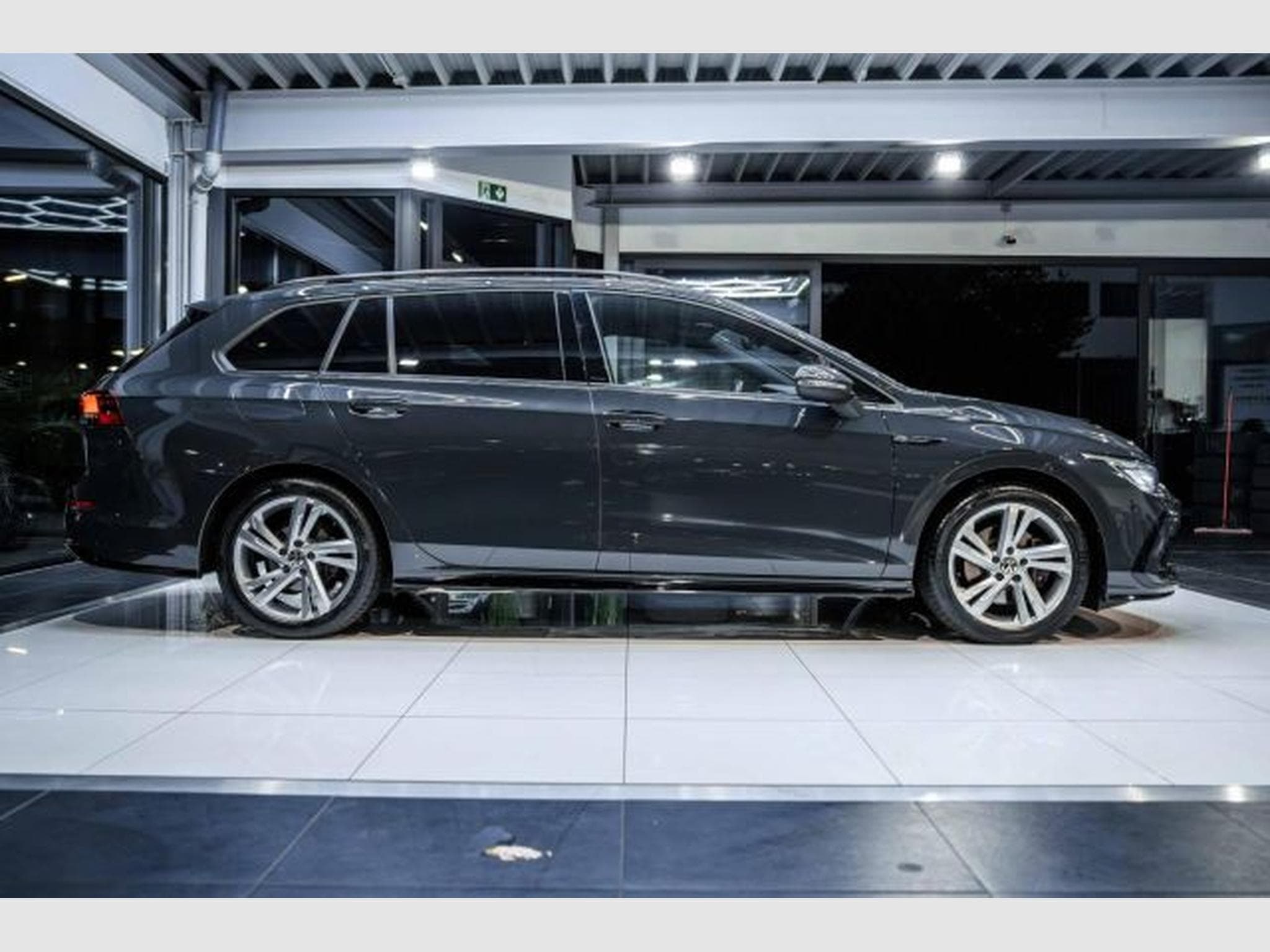 VW Golf Golf 8 2.0 TDI DSG R-Line NAVI LED H&amp;K RFK Side (2023) - Photo 7