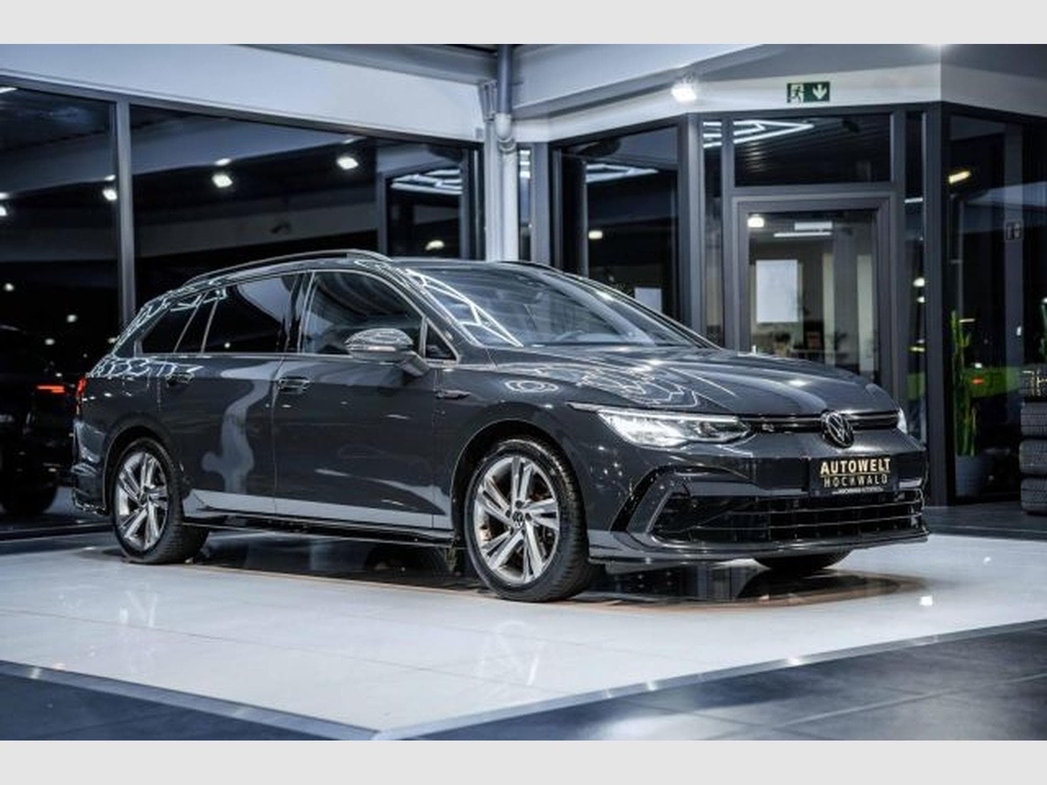 VW Golf Golf 8 2.0 TDI DSG R-Line NAVI LED H&amp;K RFK Side (2023) - Photo 6