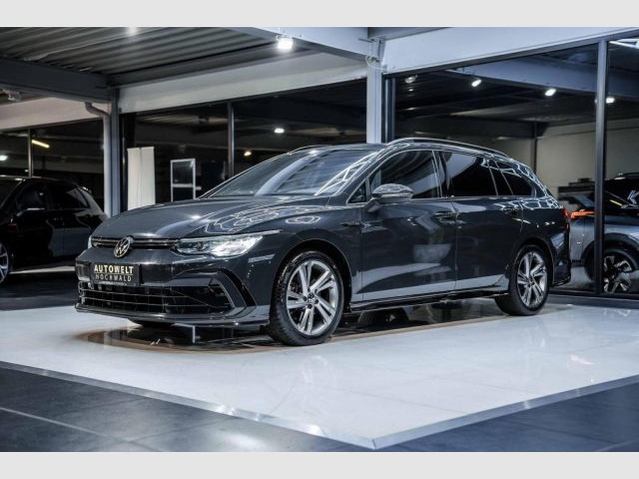 VW Golf Golf 8 2.0 TDI DSG R-Line NAVI LED H&amp;K RFK Side (2023) - Photo 4