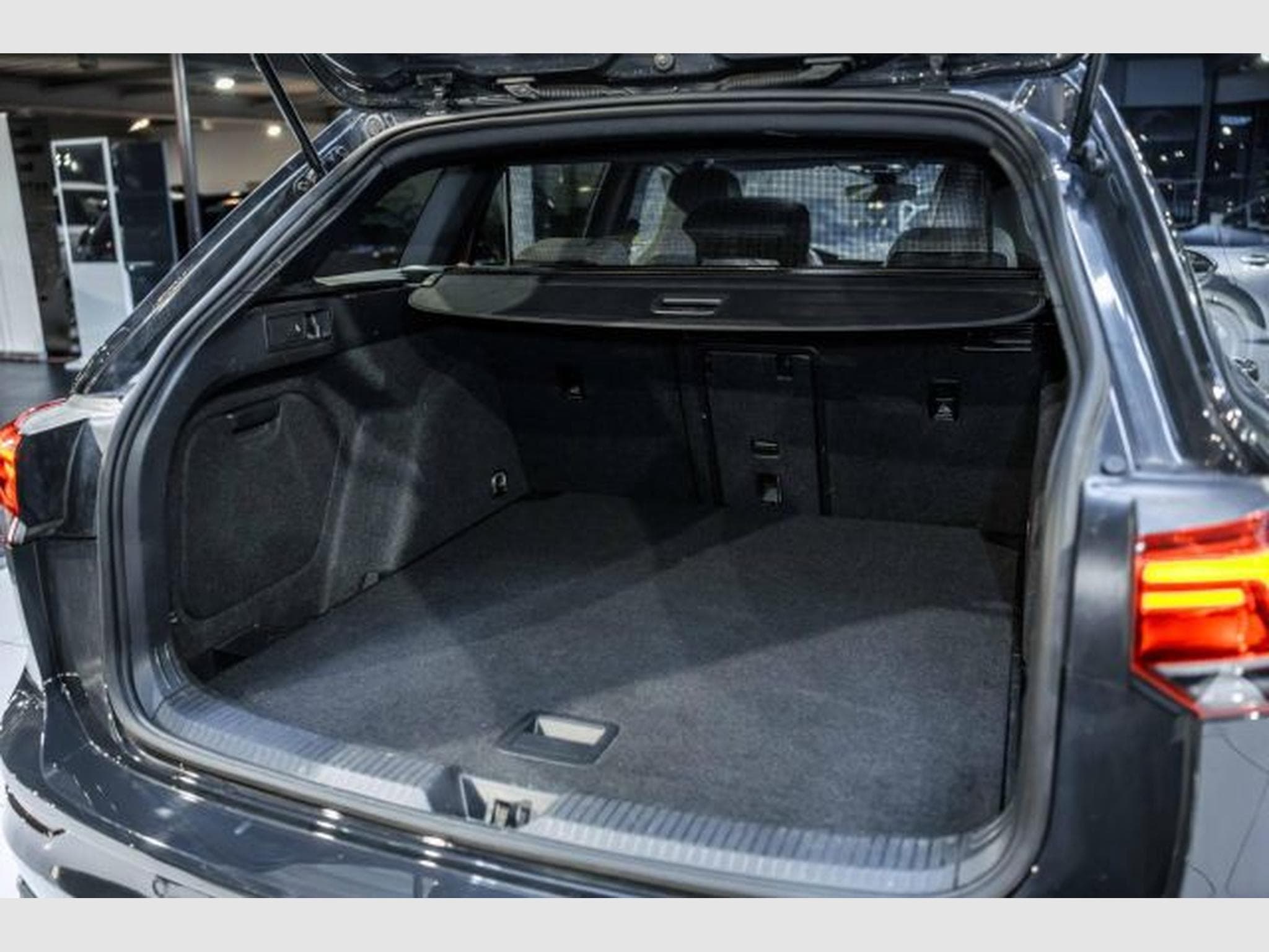 VW Golf Golf 8 2.0 TDI DSG R-Line NAVI LED H&amp;K RFK Side (2023) - Photo 14