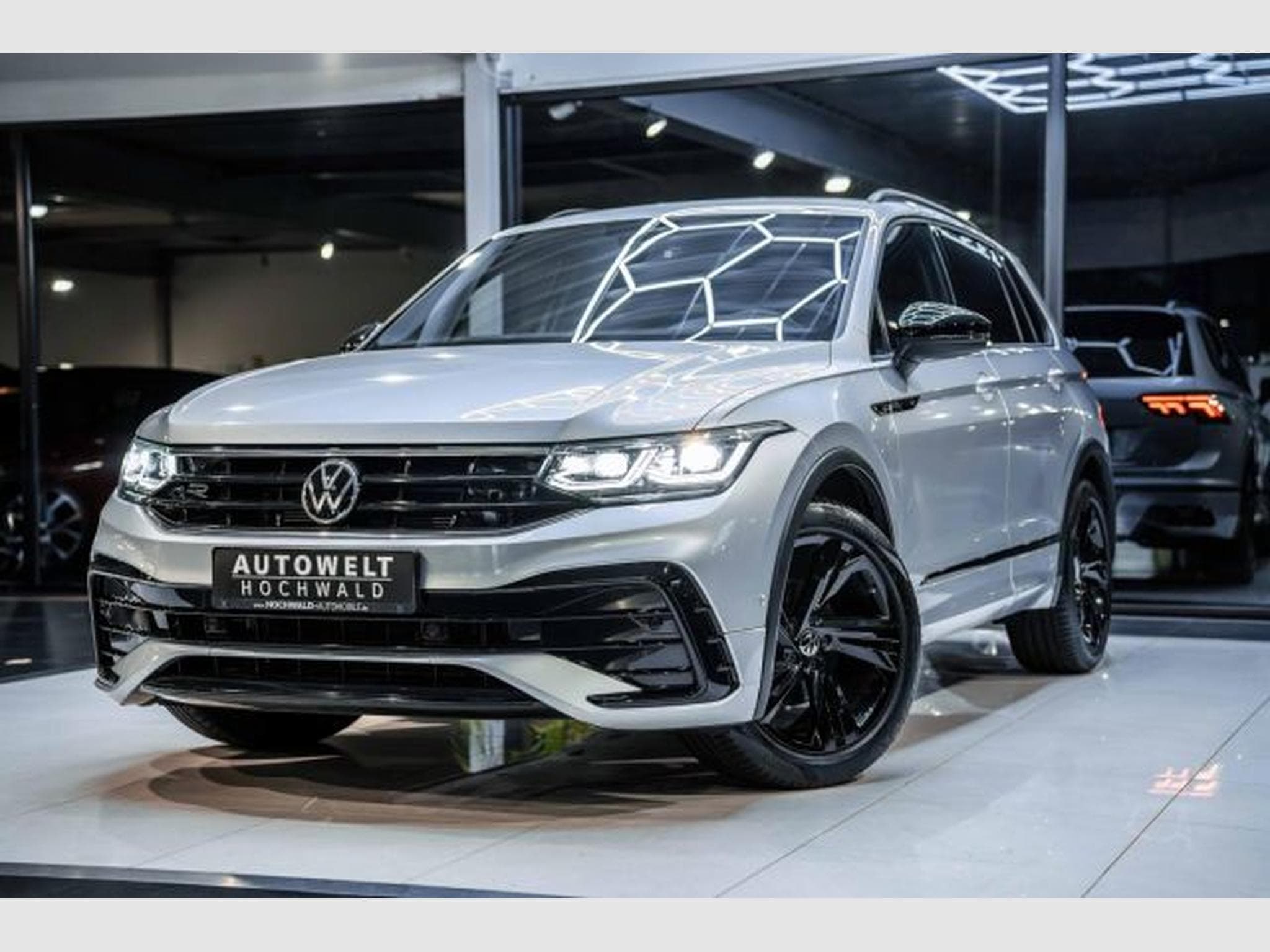 VW Tiguan Tiguan 1.5 TSI DSG R-Line NAVI IQ-LED KAMERA SHZ (2021) - Photo 2