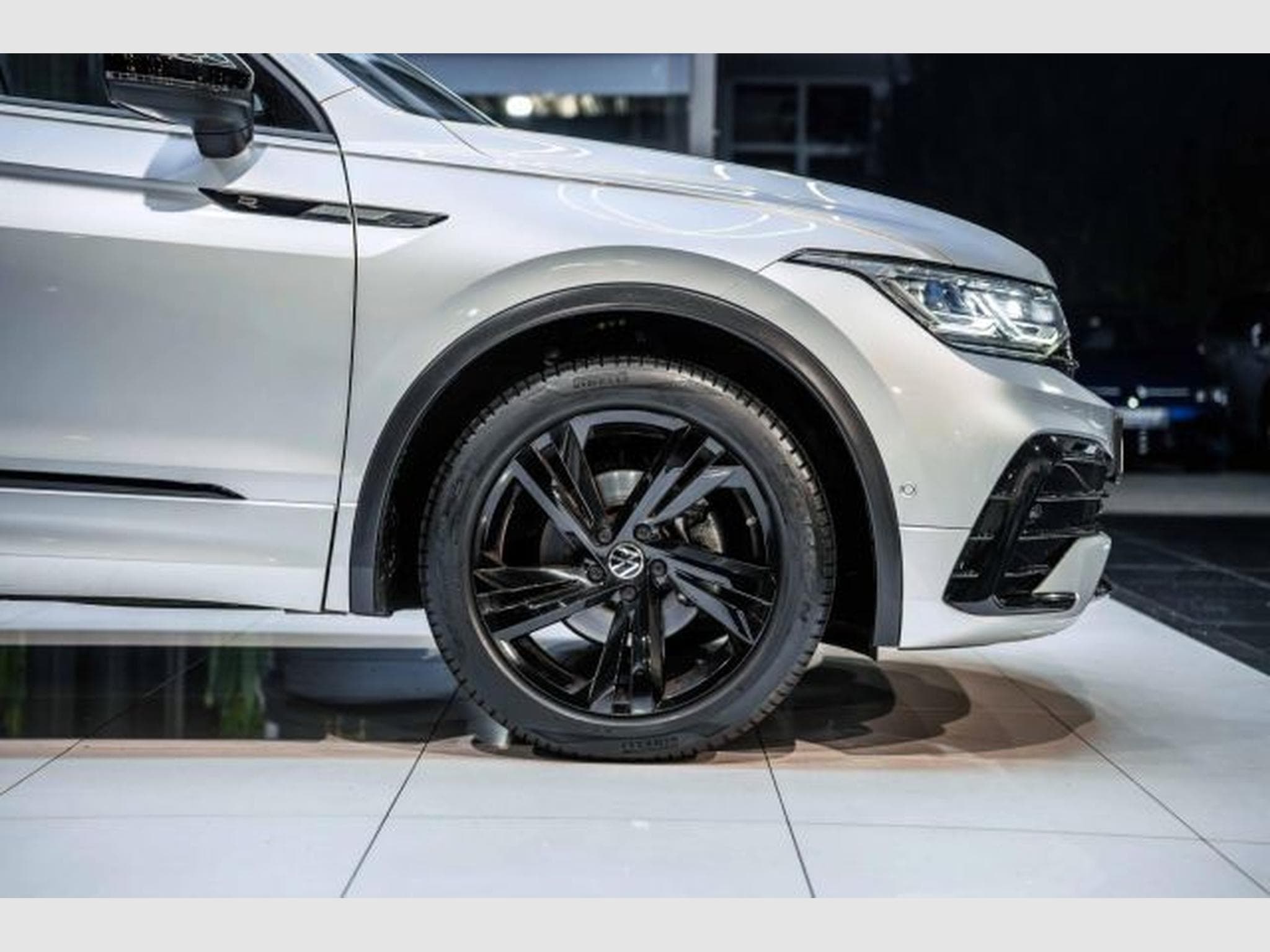 VW Tiguan Tiguan 1.5 TSI DSG R-Line NAVI IQ-LED KAMERA SHZ (2021) - Photo 9