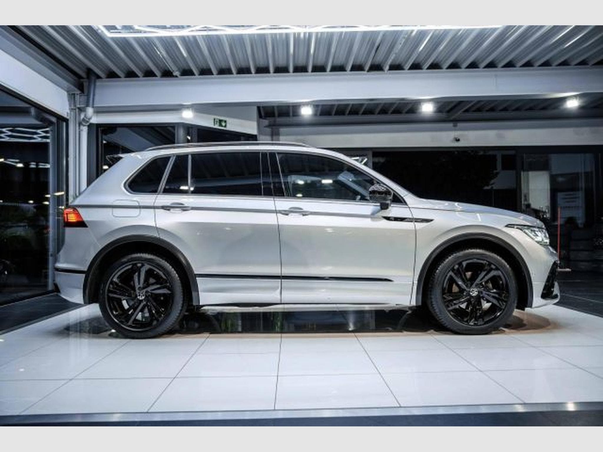VW Tiguan Tiguan 1.5 TSI DSG R-Line NAVI IQ-LED KAMERA SHZ (2021) - Photo 7