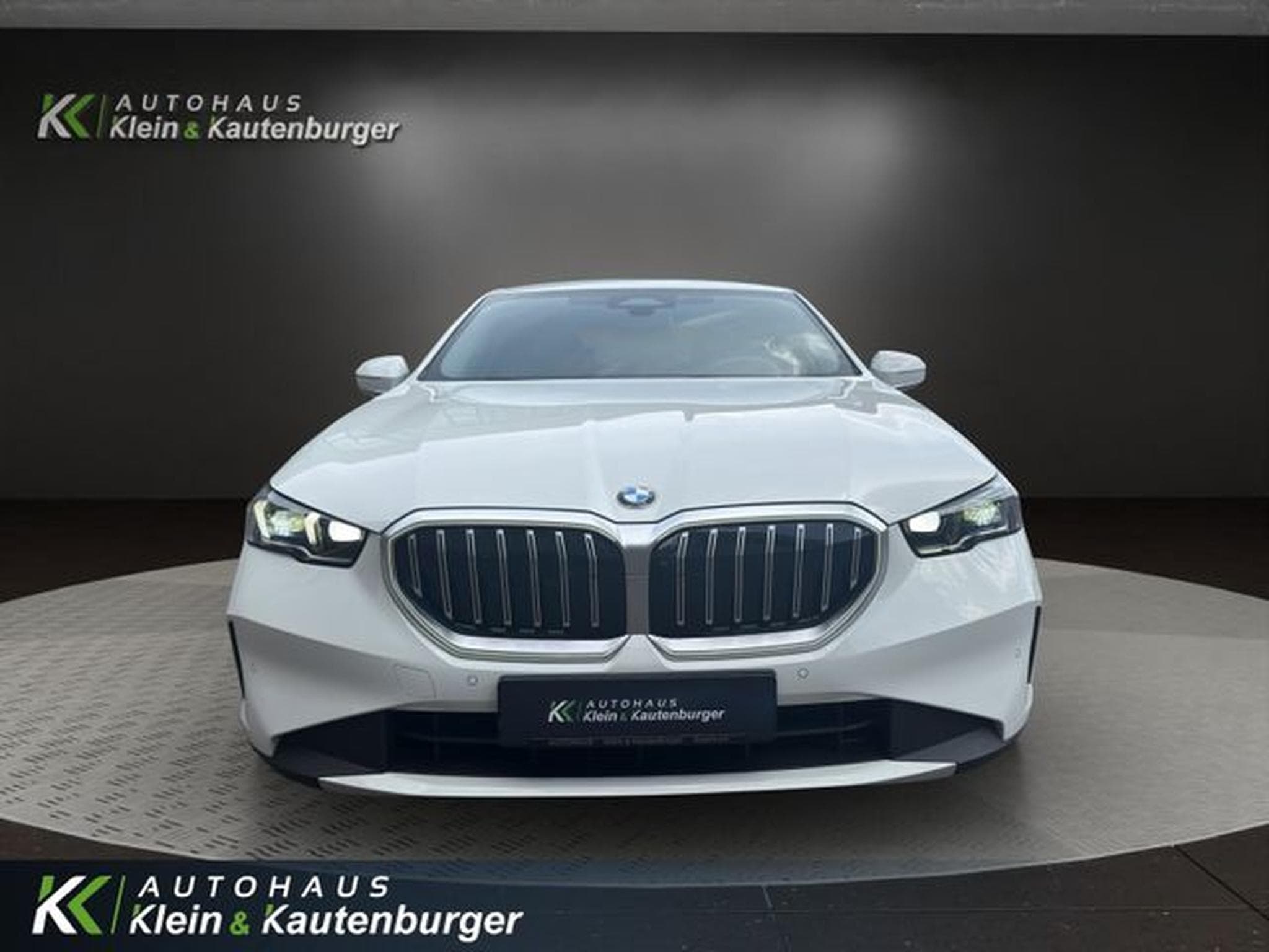 BMW 520 520d +AHK+MEMORY+360°+LENKRADHZG.+SITZBELÜFT.+ (2024) - Photo 2