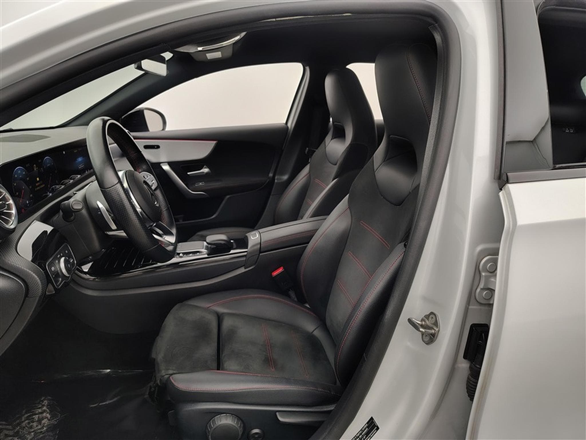 Mercedes A 180 A 180 d PACK AMG NAVI / S-CUIR / FULL LED (2021) - Foto 7