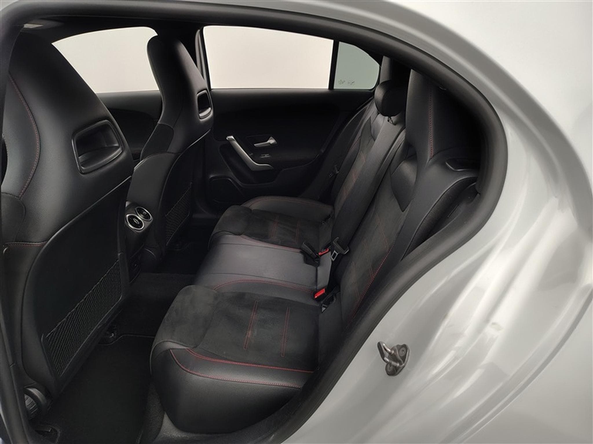 Mercedes A 180 A 180 d PACK AMG NAVI / S-CUIR / FULL LED (2021) - Foto 13