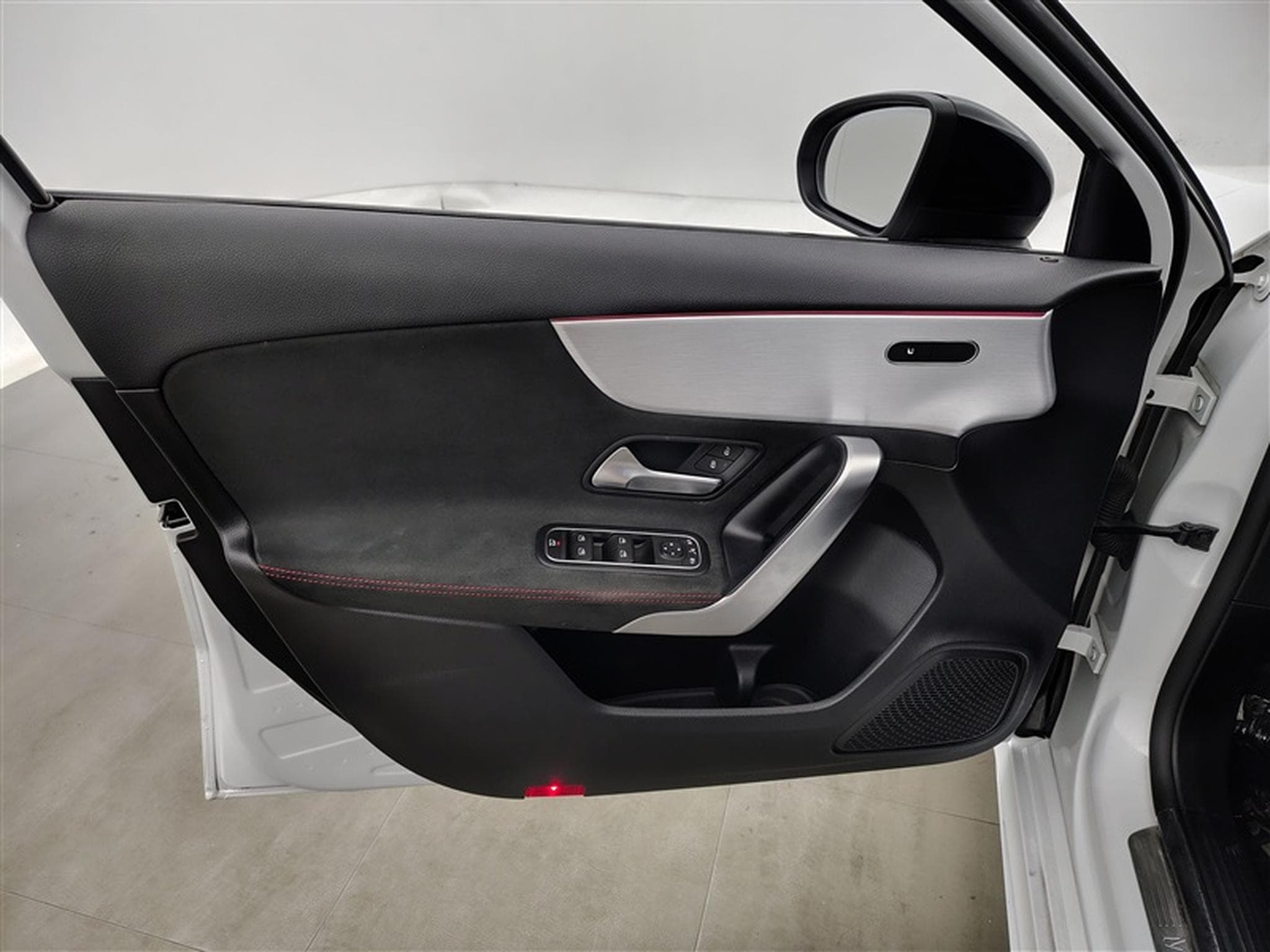 Mercedes A 180 A 180 d PACK AMG NAVI / S-CUIR / FULL LED (2021) - Foto 17