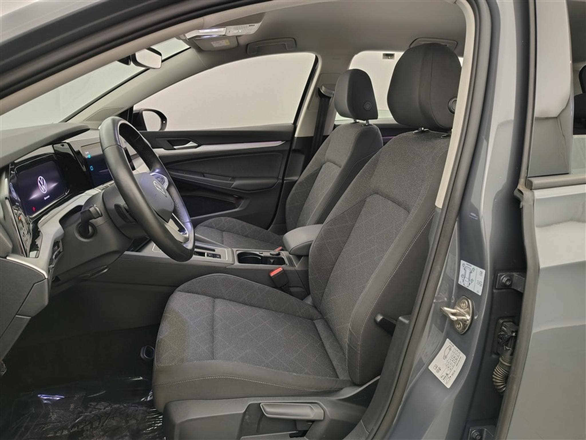 VW Golf 1.0 eTSI Life Business Premium OPF DSG (2023) - Photo 7