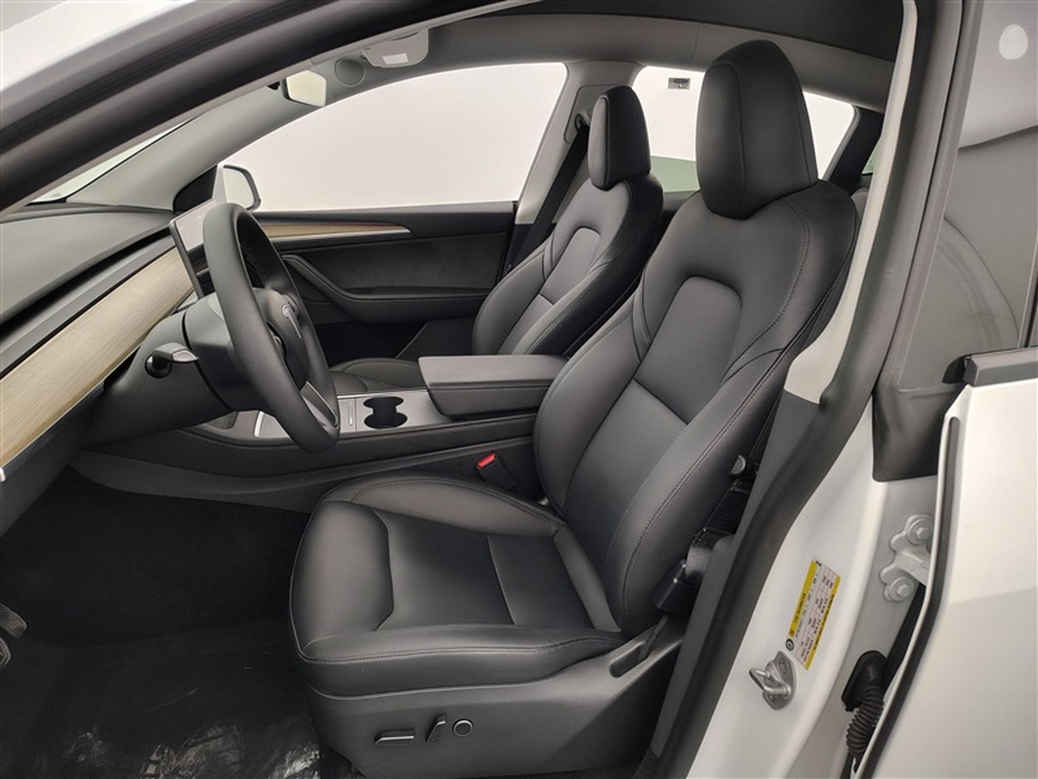 Tesla Model Y Standard Range RWD NAVI / FULL LED / CUIR / PANO / CAMERA360 (2024) - Photo 7