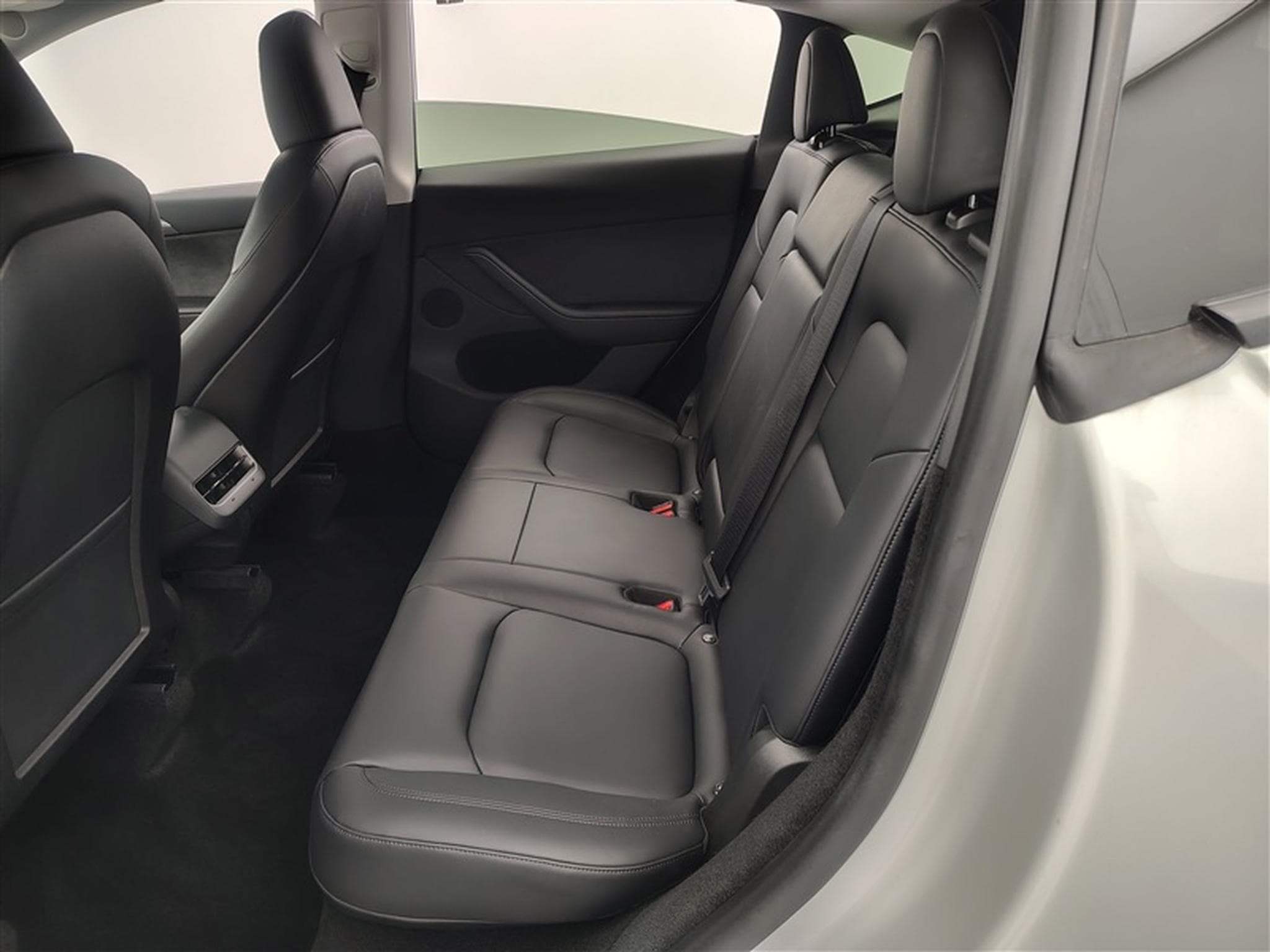 Tesla Model Y Standard Range RWD NAVI / FULL LED / CUIR / PANO / CAMERA360 (2024) - Photo 13