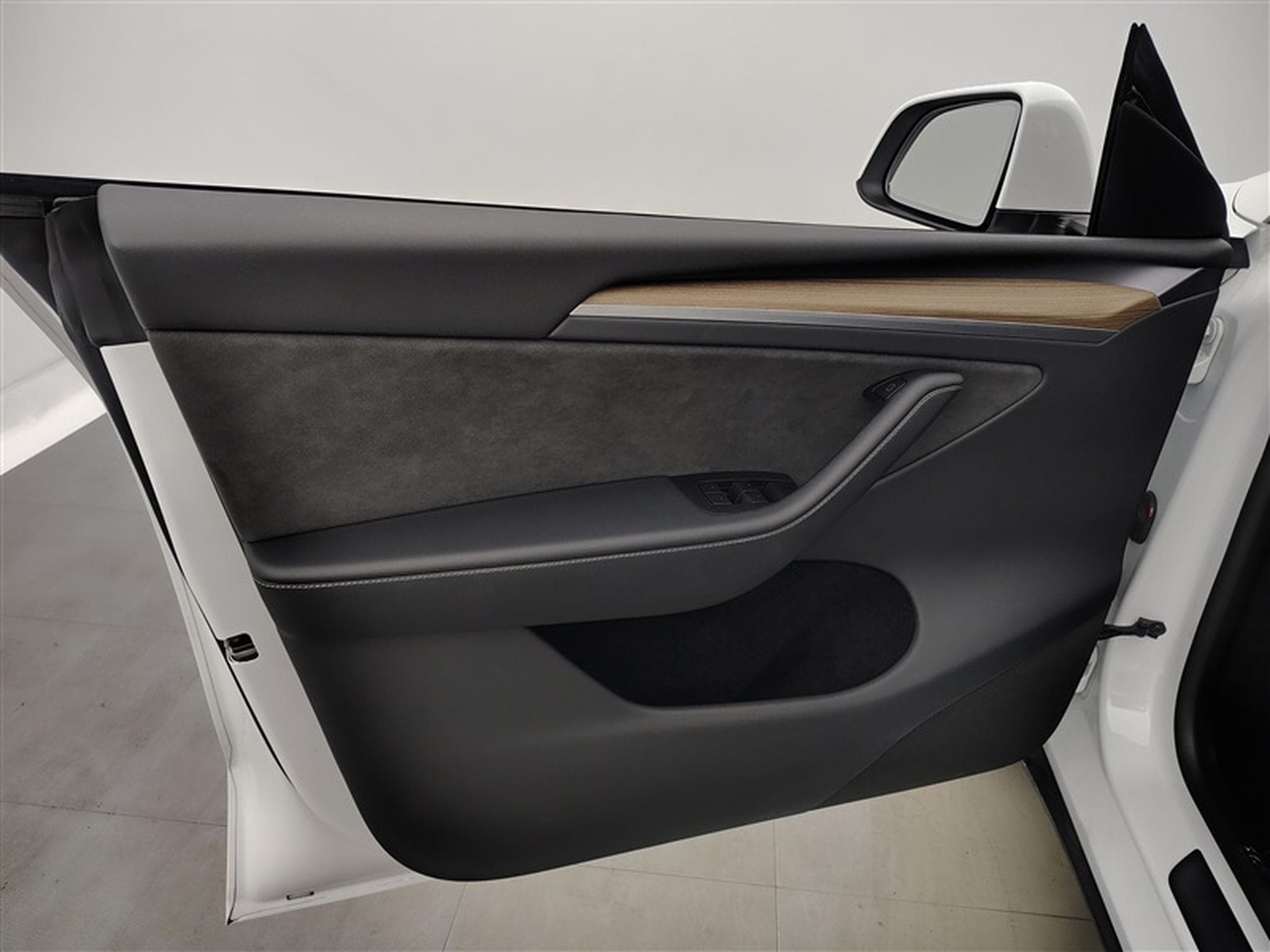 Tesla Model Y Standard Range RWD NAVI / FULL LED / CUIR / PANO / CAMERA360 (2024) - Photo 17