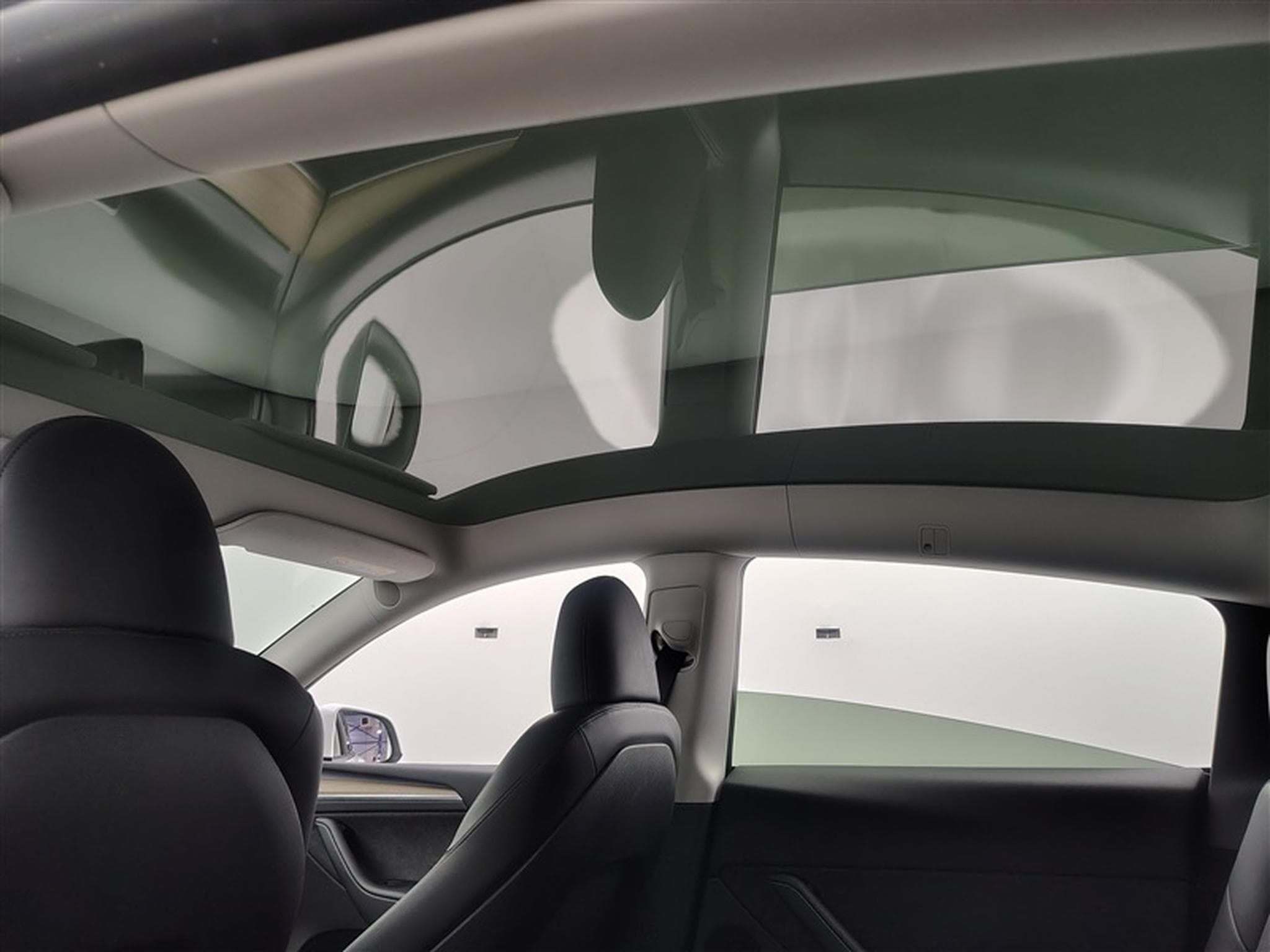 Tesla Model Y Standard Range RWD NAVI / FULL LED / CUIR / PANO / CAMERA360 (2024) - Photo 19