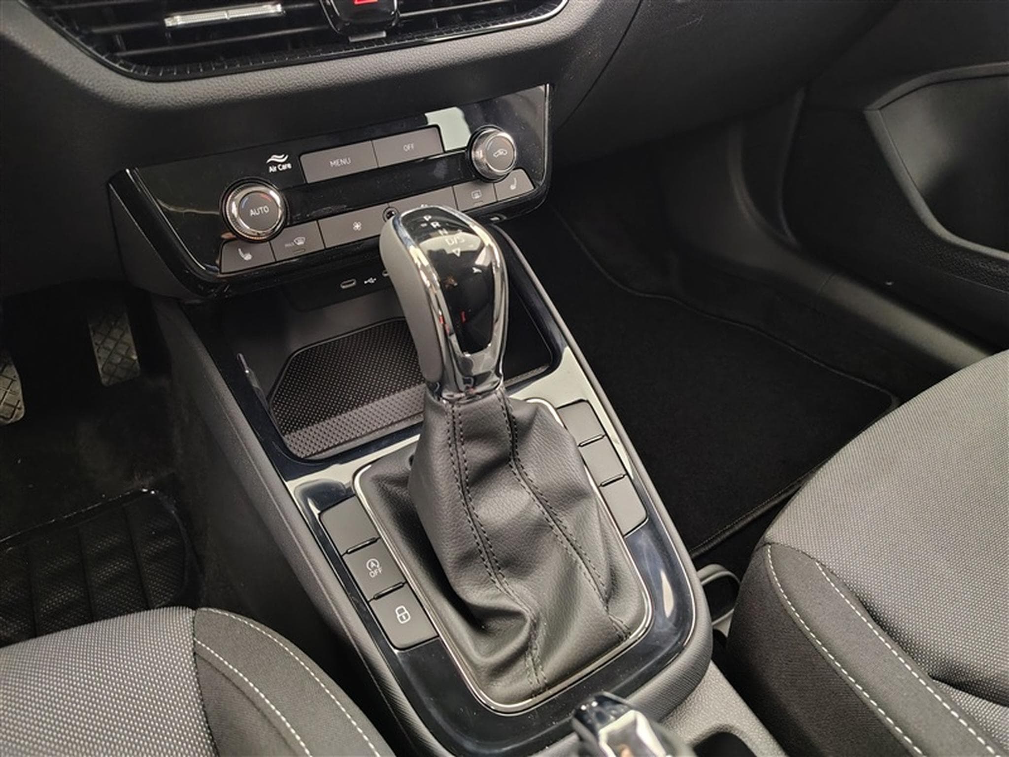 Skoda Fabia 1.0 TSI 115cv DSG Clever CARPLAY / FULL LED / KEYLESS / PDC (2026) - Photo 12