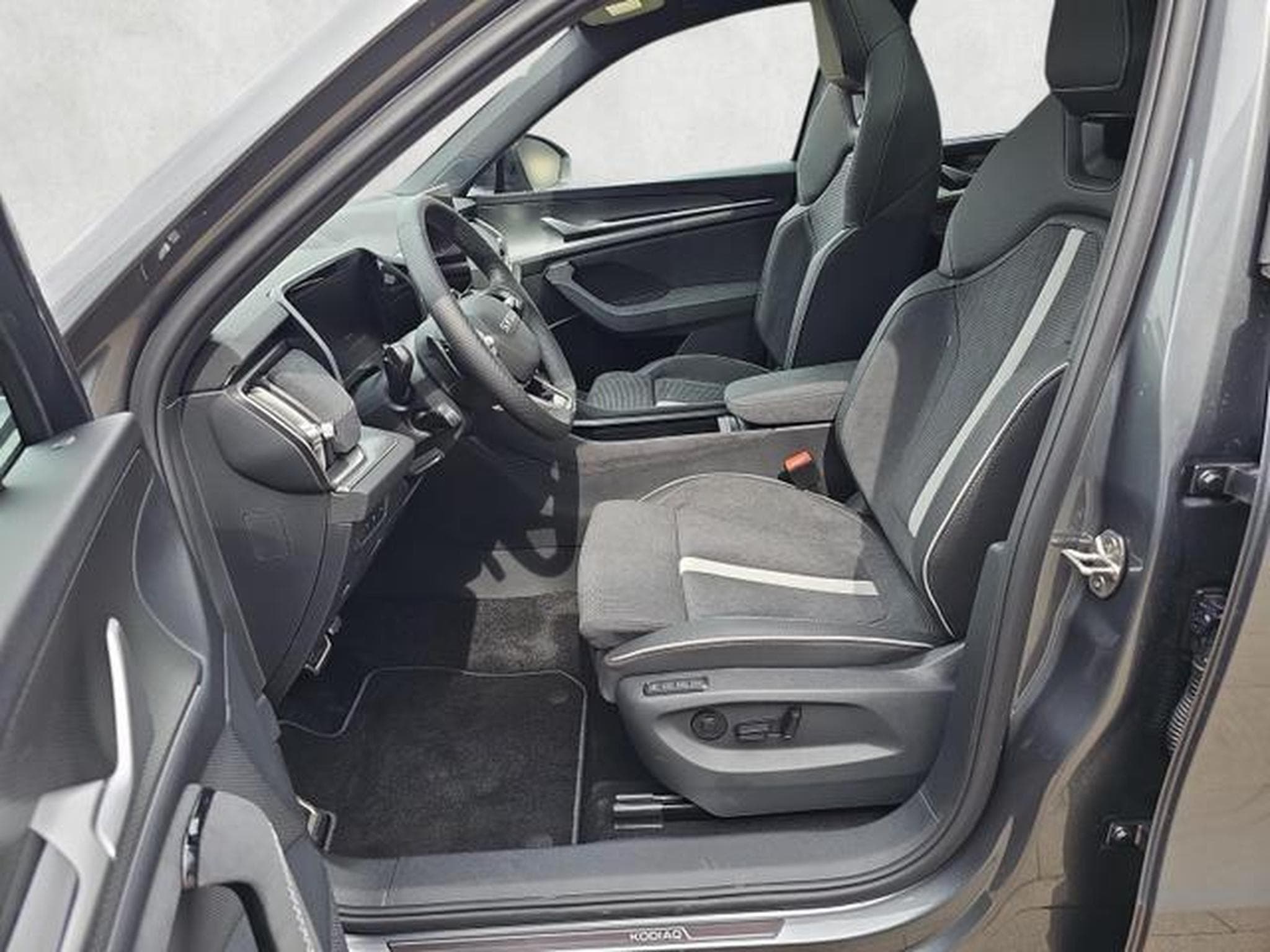 Skoda Kodiaq 1.5 TSI iV 150 kW Sportline (2026) - Foto 9