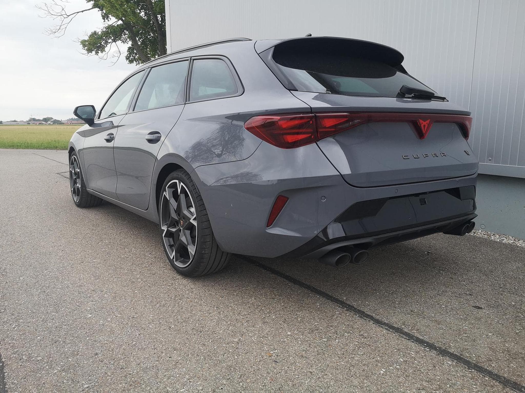 Cupra Leon 2.0 TSI 245 kW 4Drive VZ (2026) - Photo 2