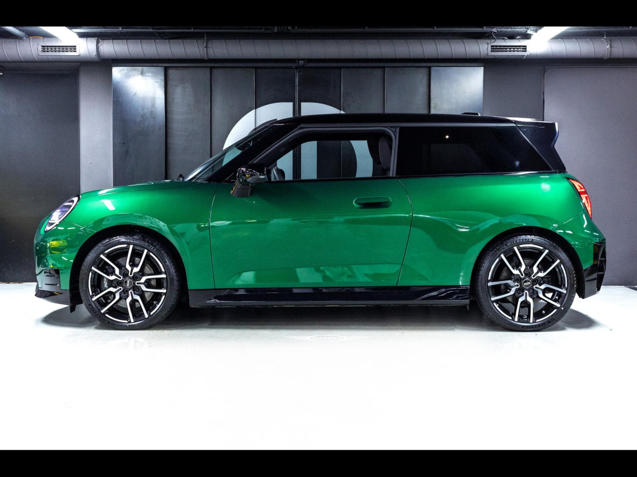 Mini Cooper E 3-DOOR PACK JOHN COOPER WORKS - PACK M - BRITISH RACING GR (2025) - Photo 2