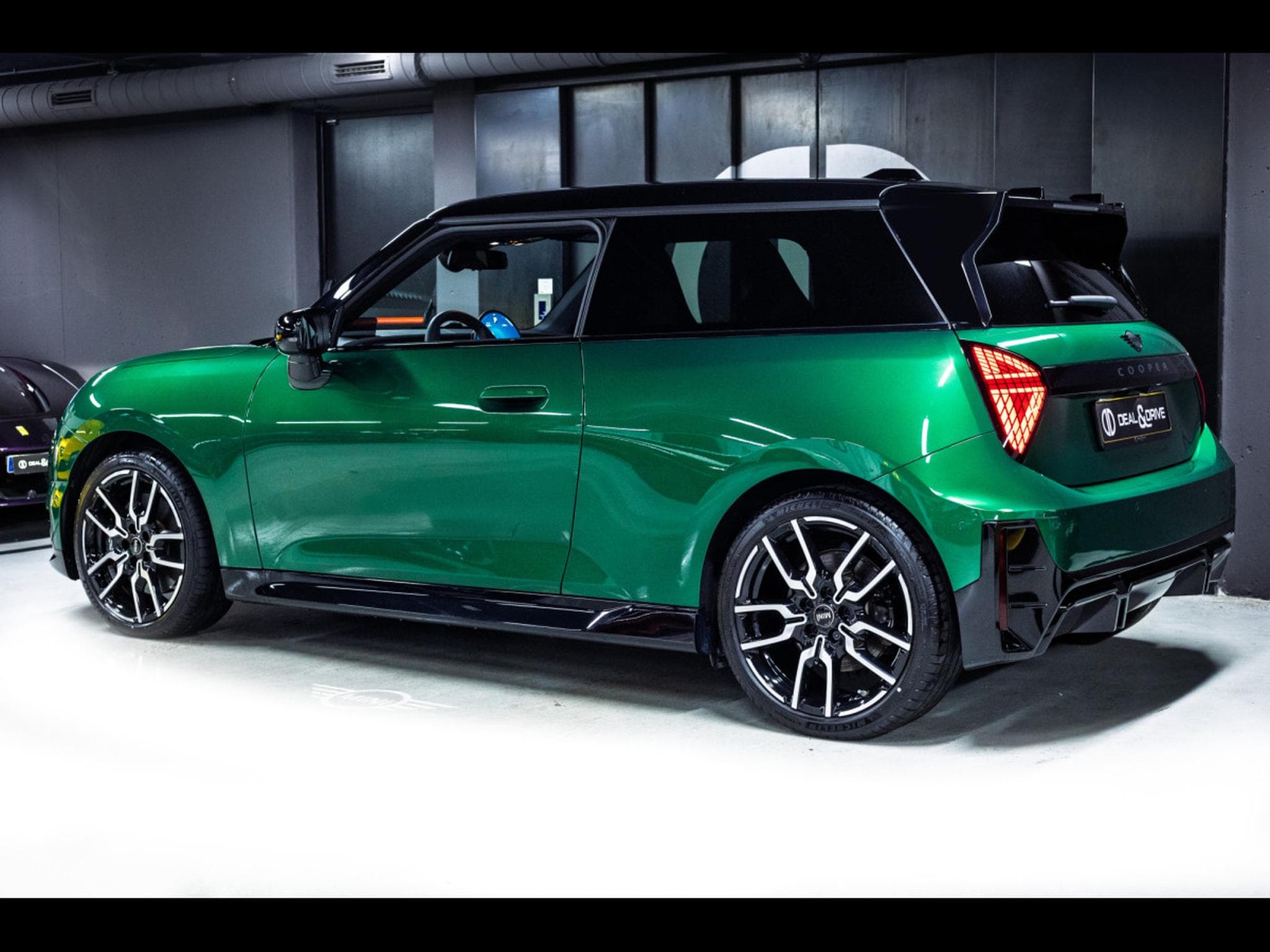 Mini Cooper E 3-DOOR PACK JOHN COOPER WORKS - PACK M - BRITISH RACING GR (2025) - Photo 3