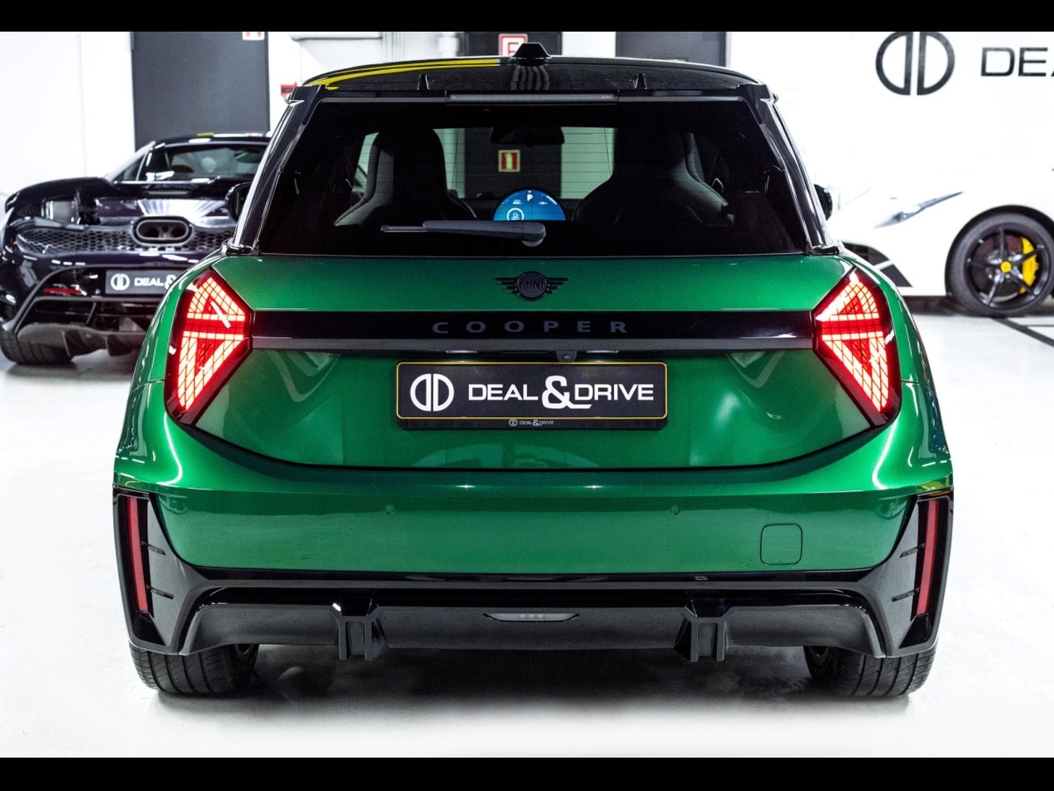 Mini Cooper E 3-DOOR PACK JOHN COOPER WORKS - PACK M - BRITISH RACING GR (2025) - Photo 4