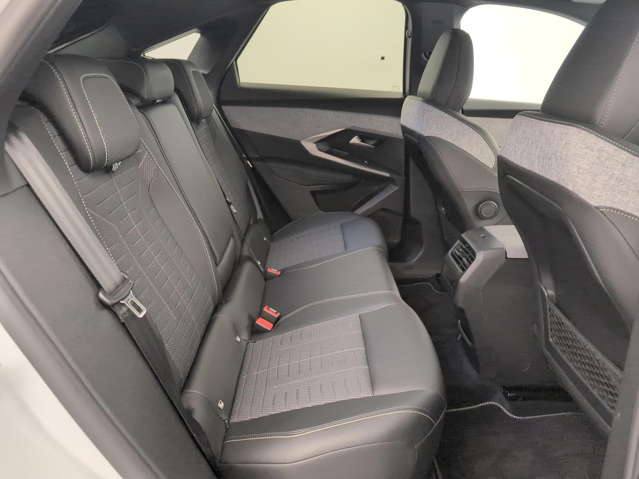 Peugeot 3008 Hybrid 145 e-DCS6 GT (2025) - Photo 10