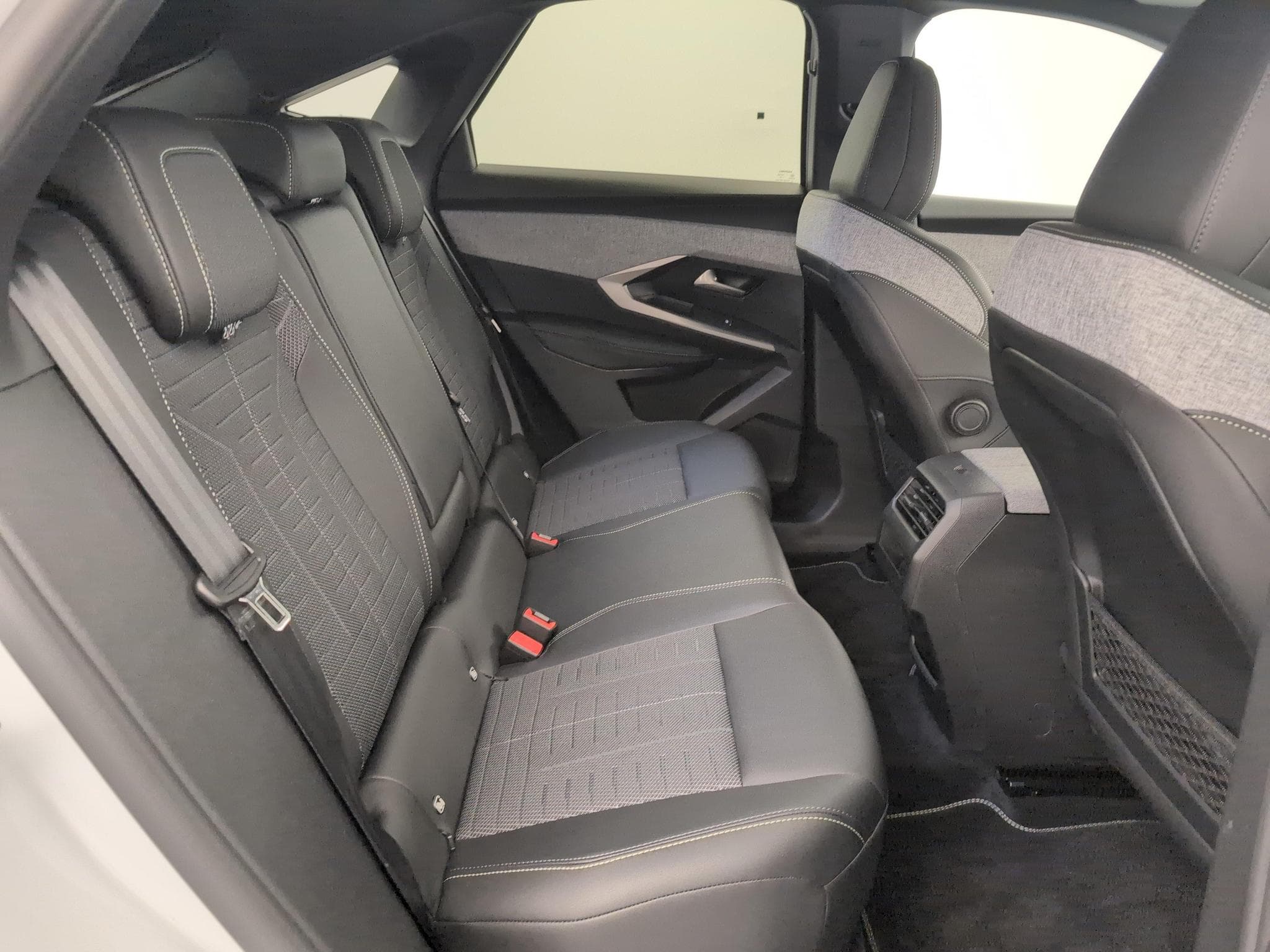 Peugeot 3008 Hybrid 145 e-DCS6 GT (2025) - Photo 14