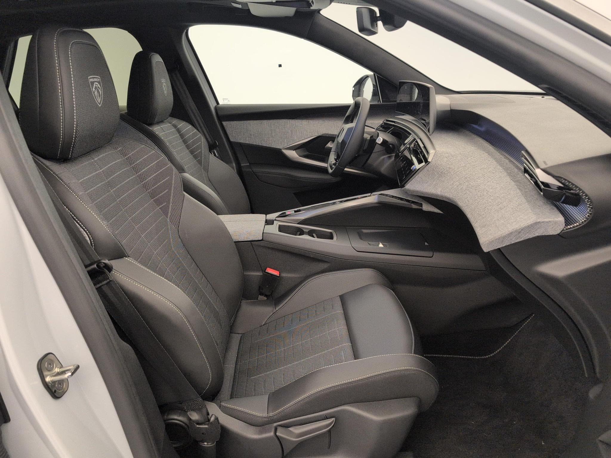 Peugeot 3008 Hybrid 145 e-DCS6 GT (2025) - Photo 13